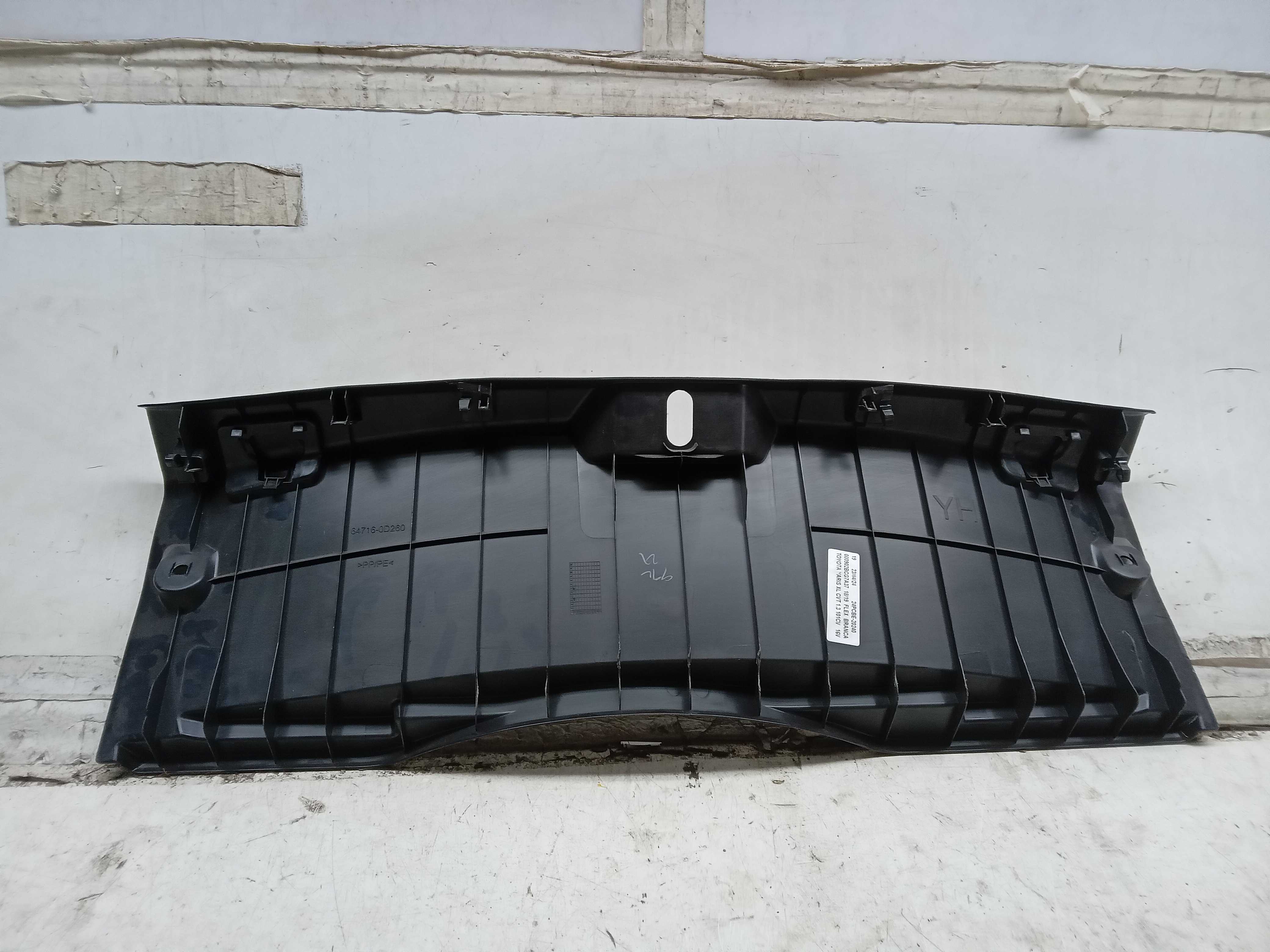Acabamento porta malas porta toyota yaris 2018 2
