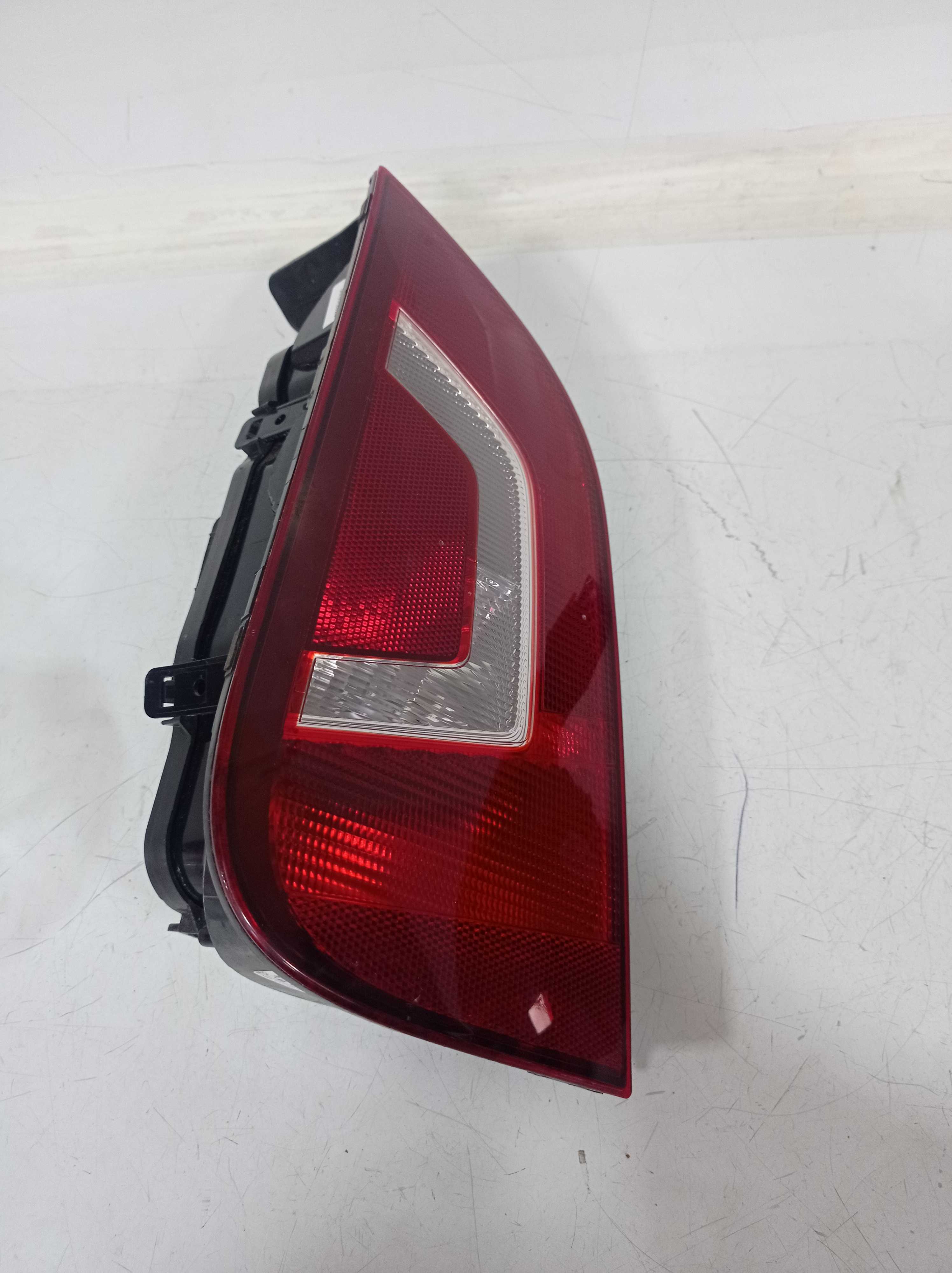 LANTERNA TRASEIRA ESQUERDA VOLKSWAGEN UP