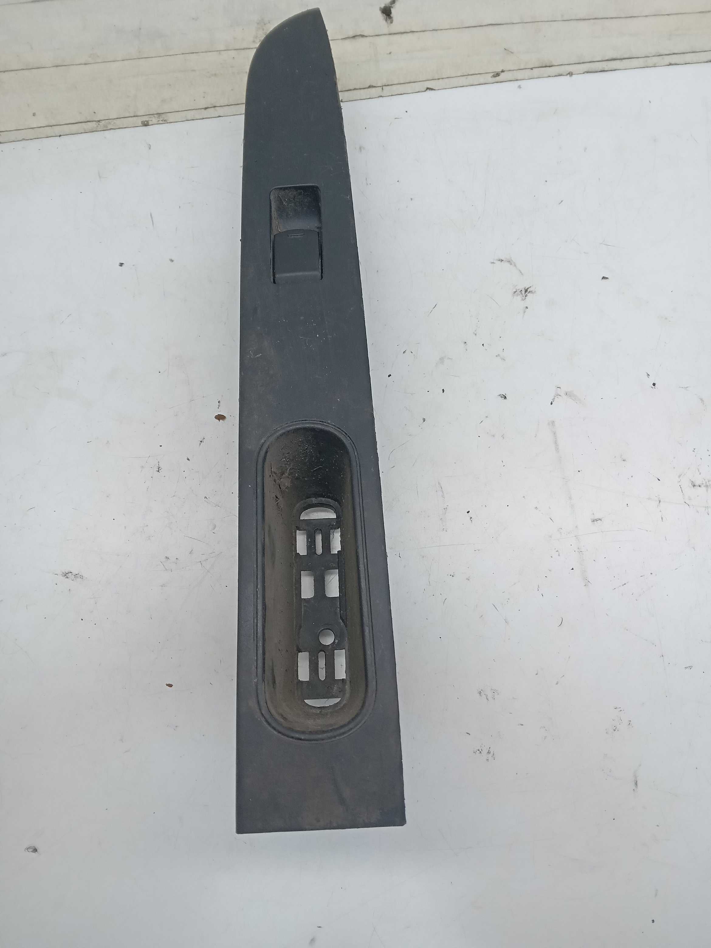 MOLDURA BOTAO VIDRO TRASEIRA LD SENTRA 2008 1
