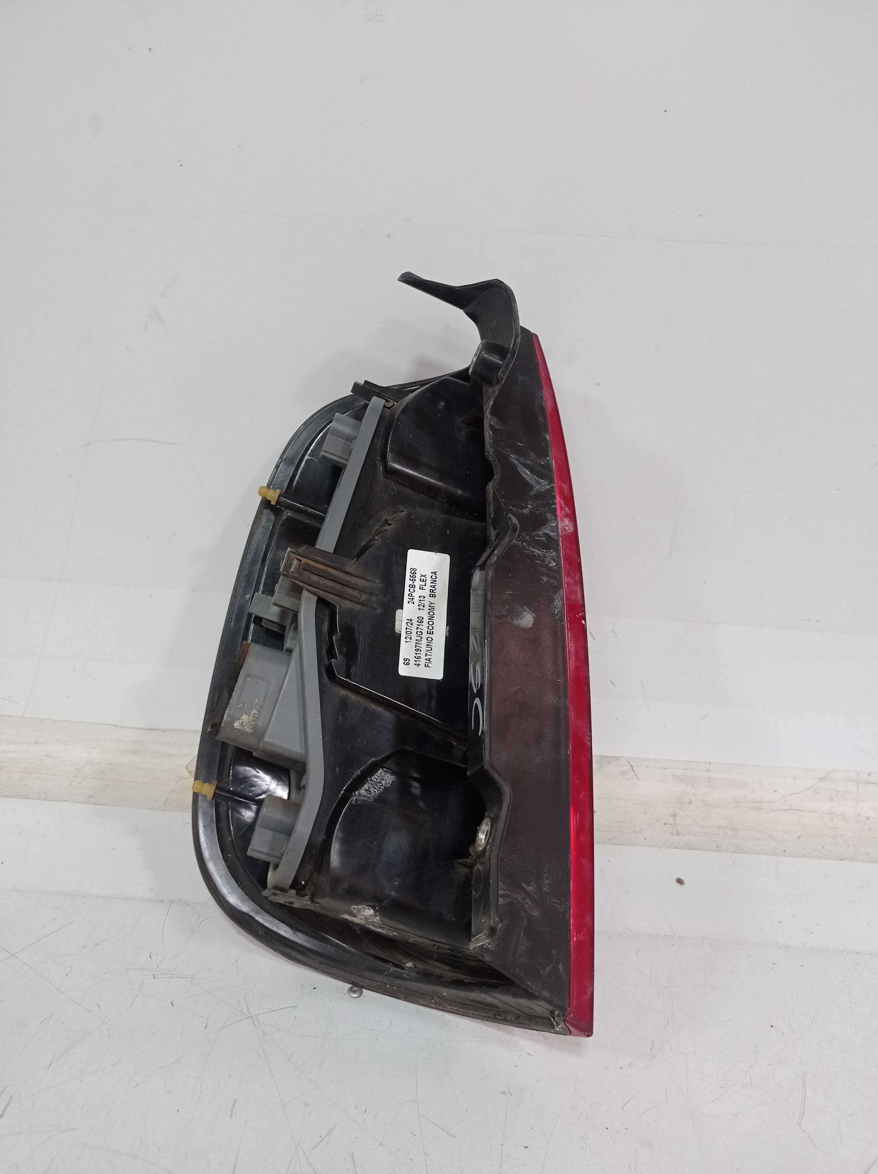 LANTERNA TRASEIRA DIREITA FIAT UNO ECONOMY 2012 2013 2