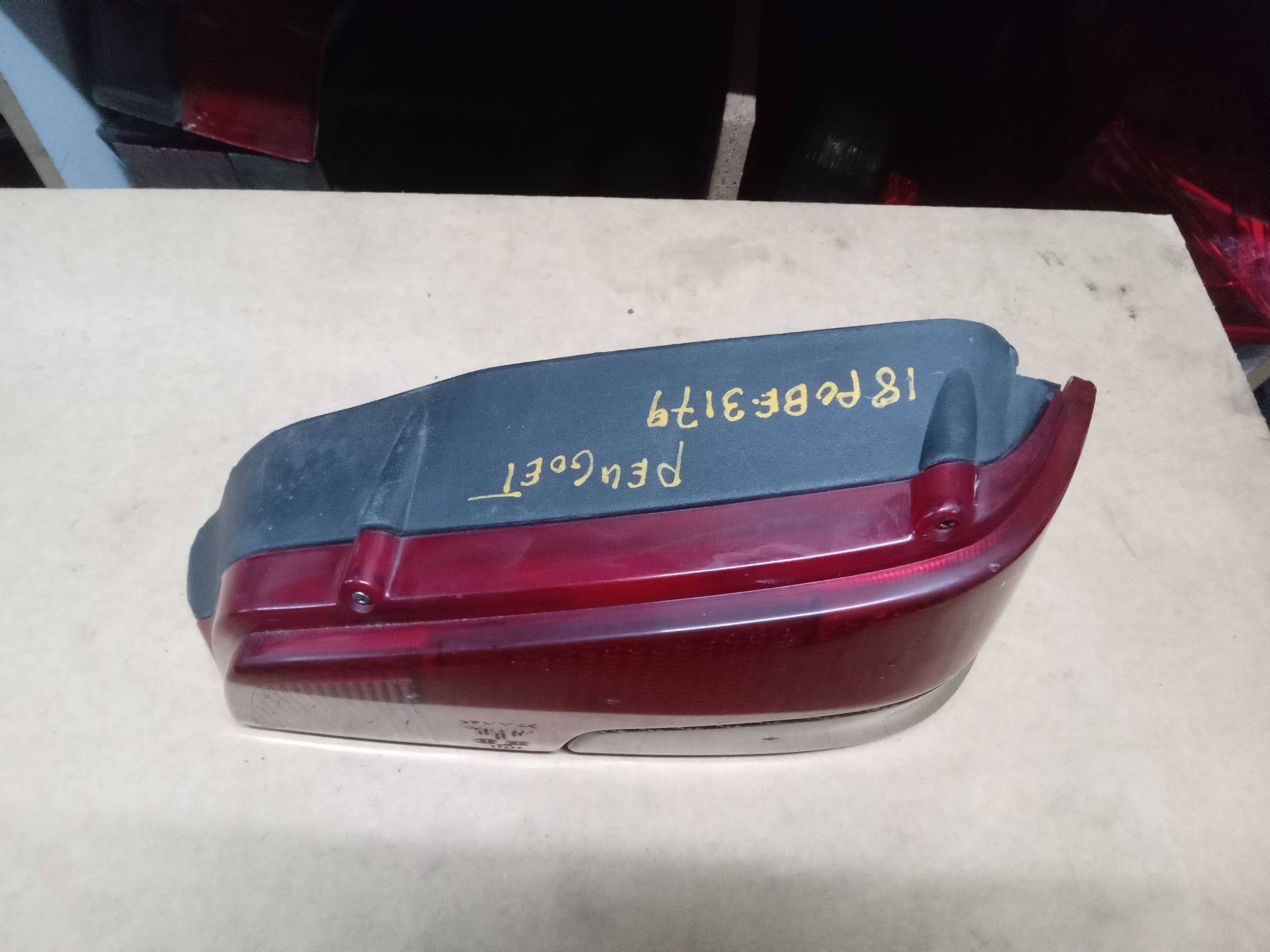 LANTERNA TRASEIRA DIREITA PEUGEOT 106 1993 2
