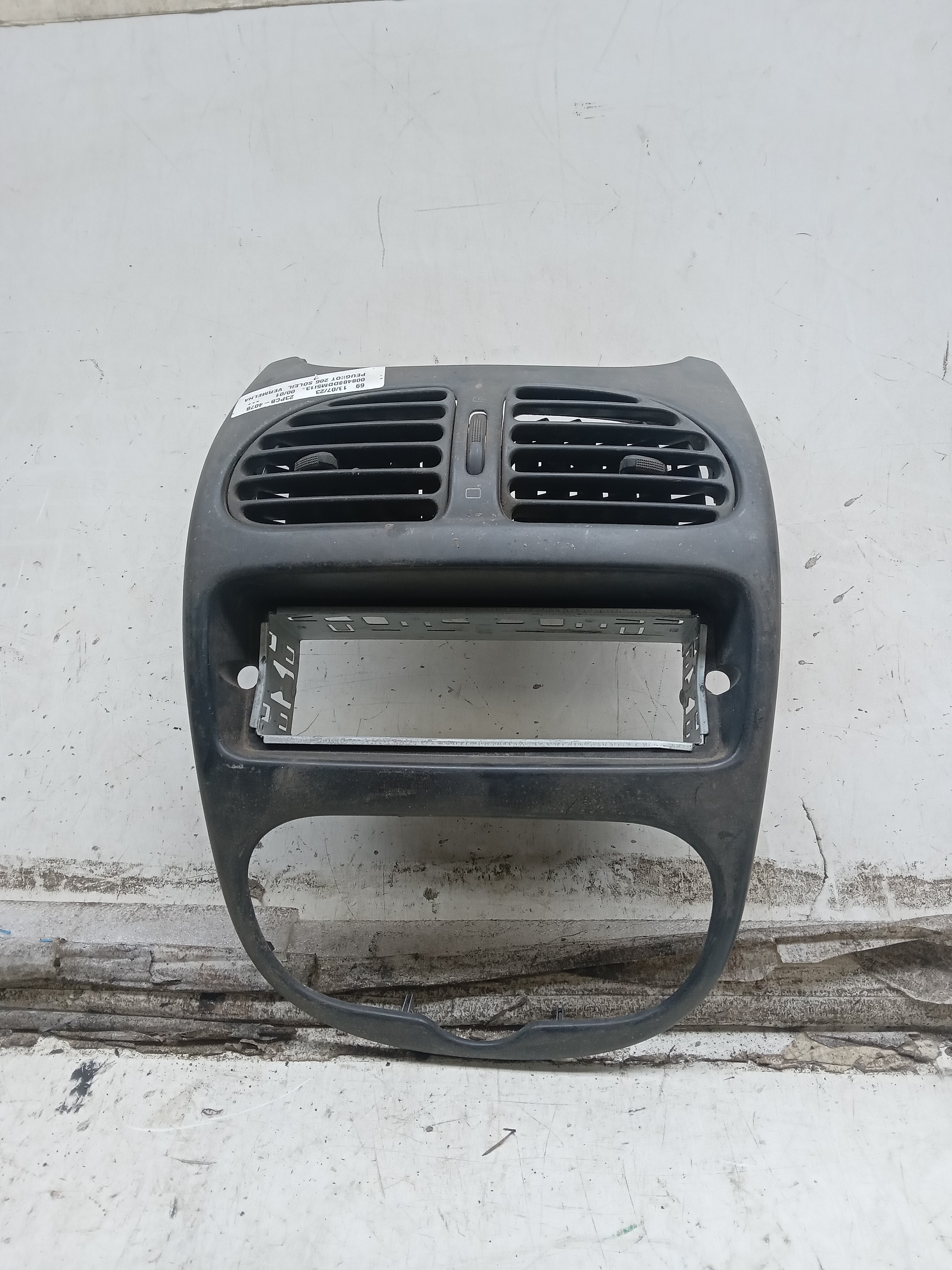 MOLDURA ACABAMENTO COMANDO AR PAINEL PEUGEOT 206 2000/01 1