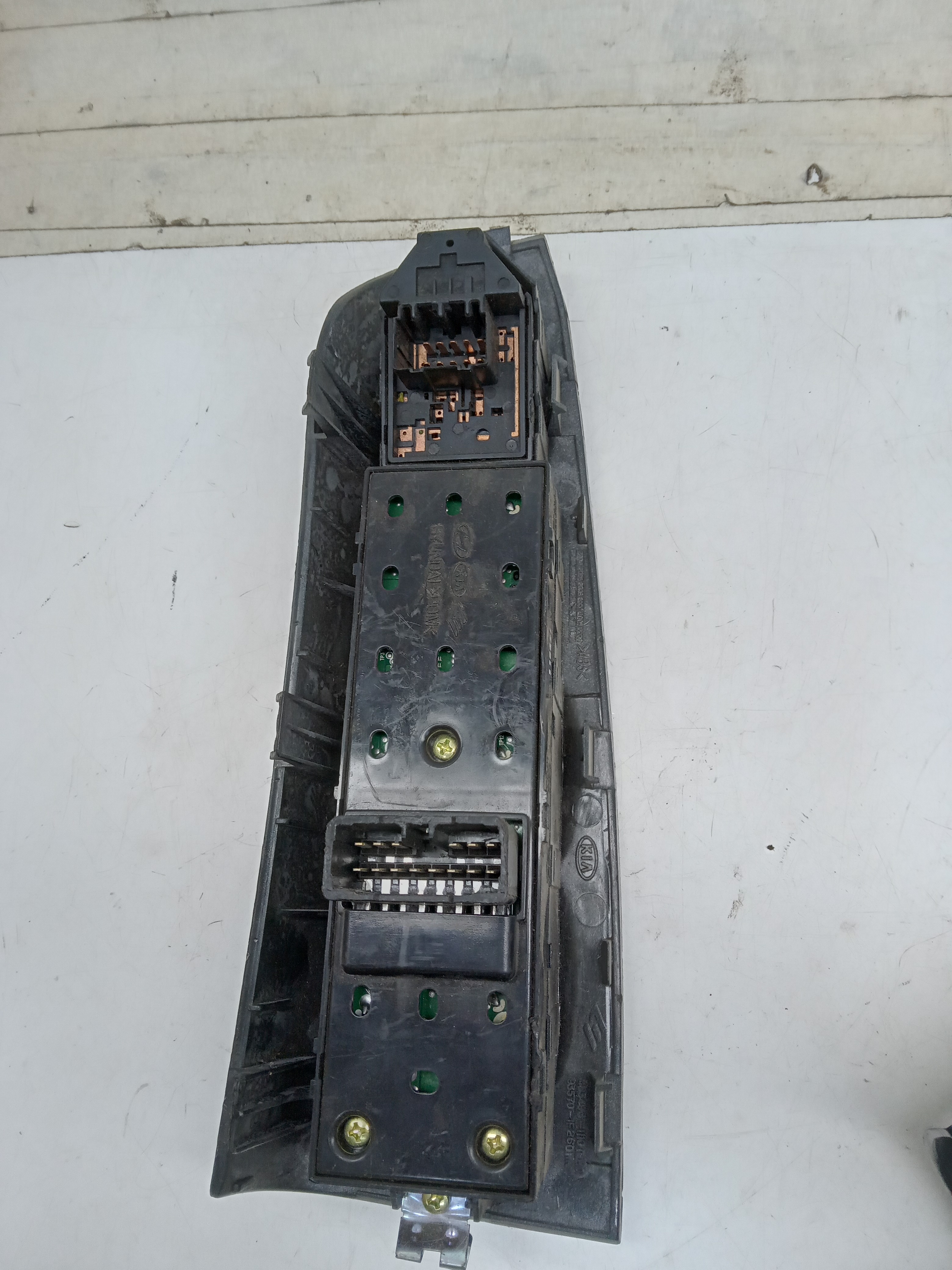 MOLDURA COMANDO BOTAO VIDRO DIANT LE KIA SPORTAGE 2005 2