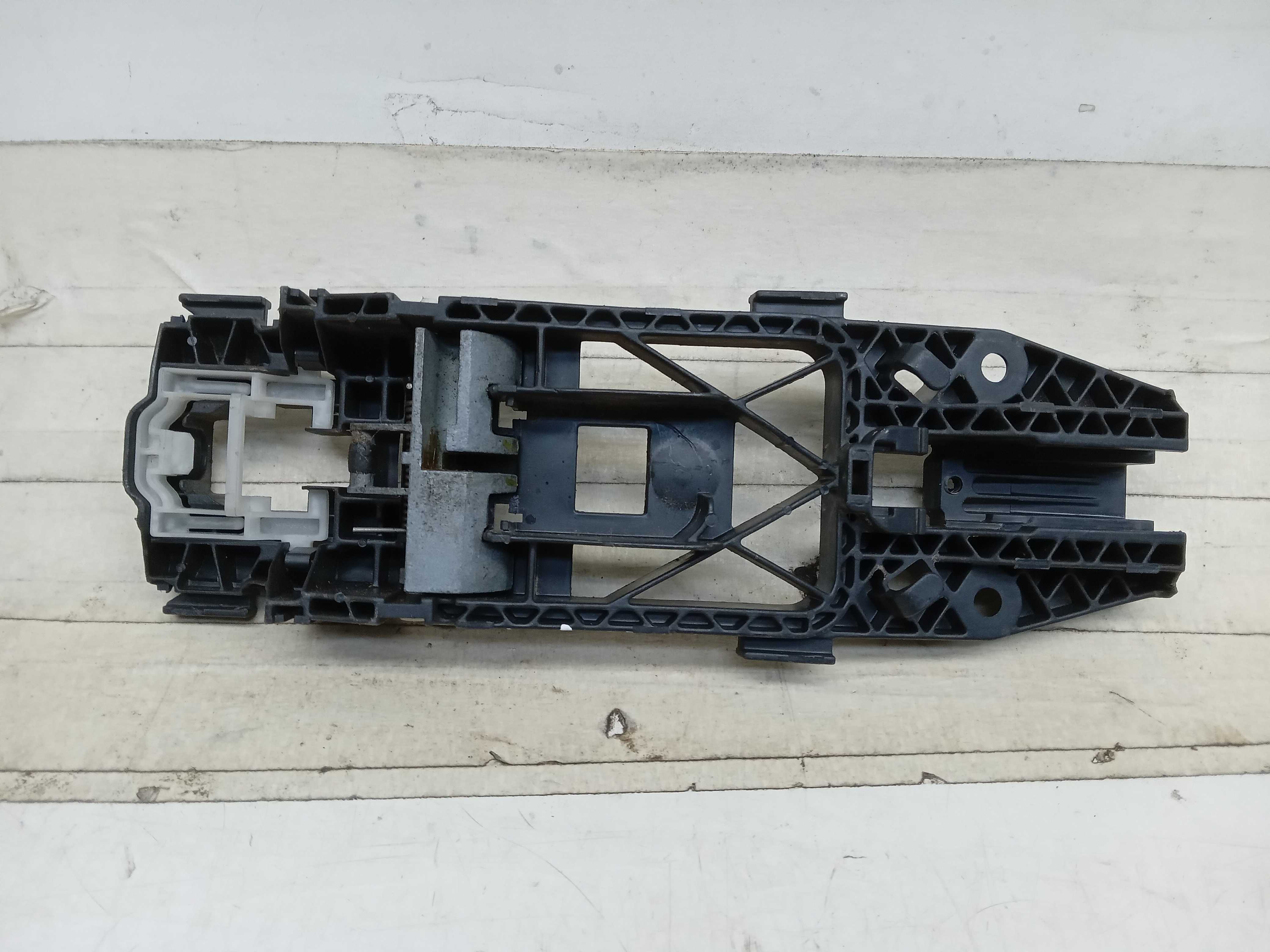 SUPORTE MAÇANETA EXTERNA PORTA DIANTEIRA LE VW POLO NIVUS 2