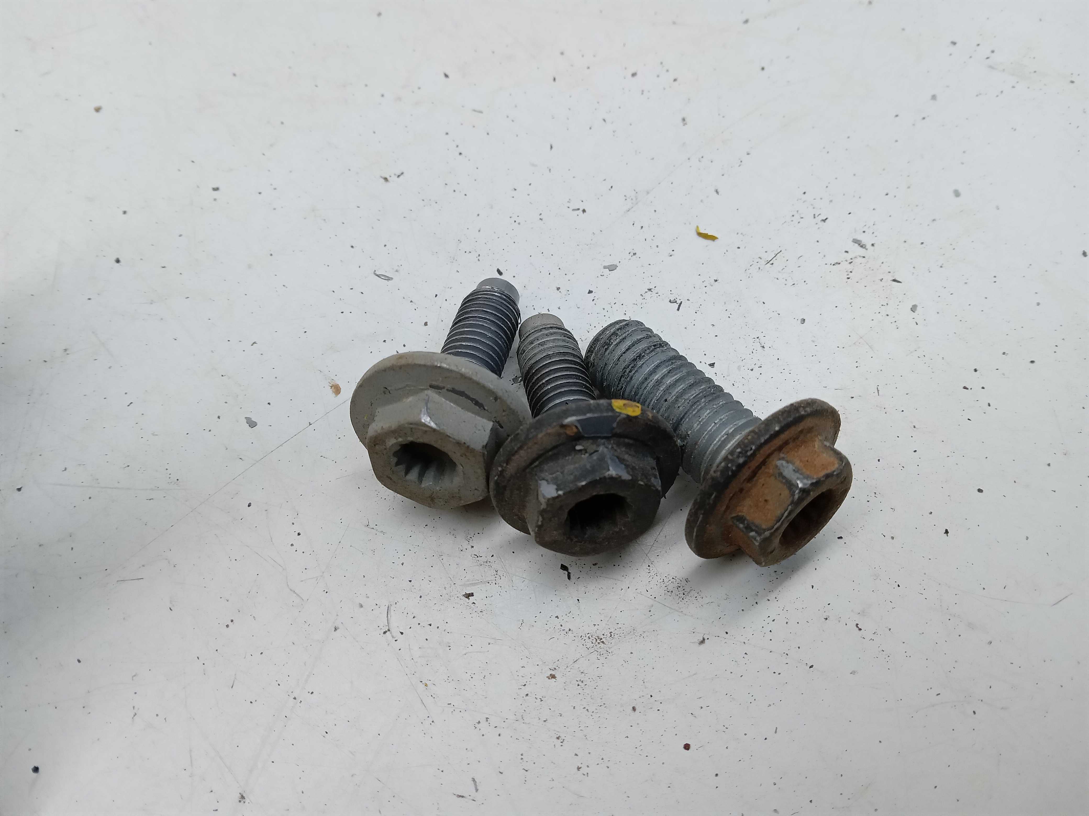 DOBRADIÇA SUPERIOR PORTA TRASEIRA LE VW Gol 2012 3