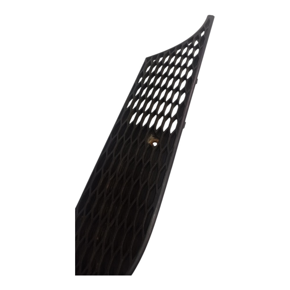 Friso Inferior Direito Grade Mercedes Axor Original Preto 2