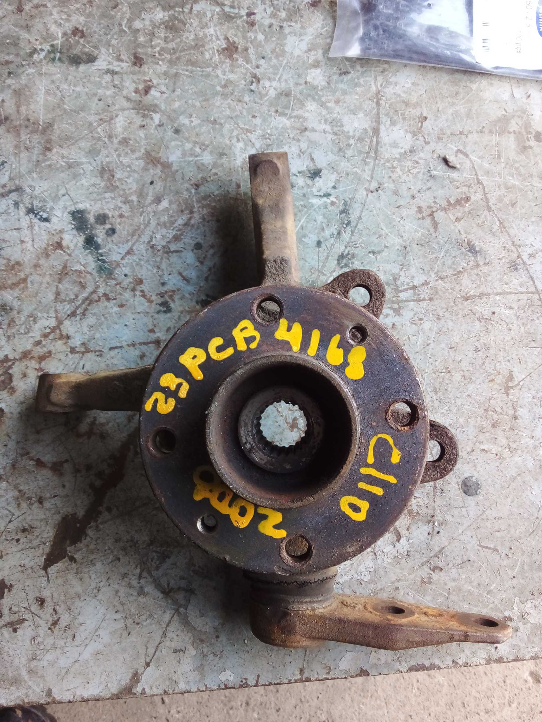 Cubo montante dianteiro direito Renault Clio 2005