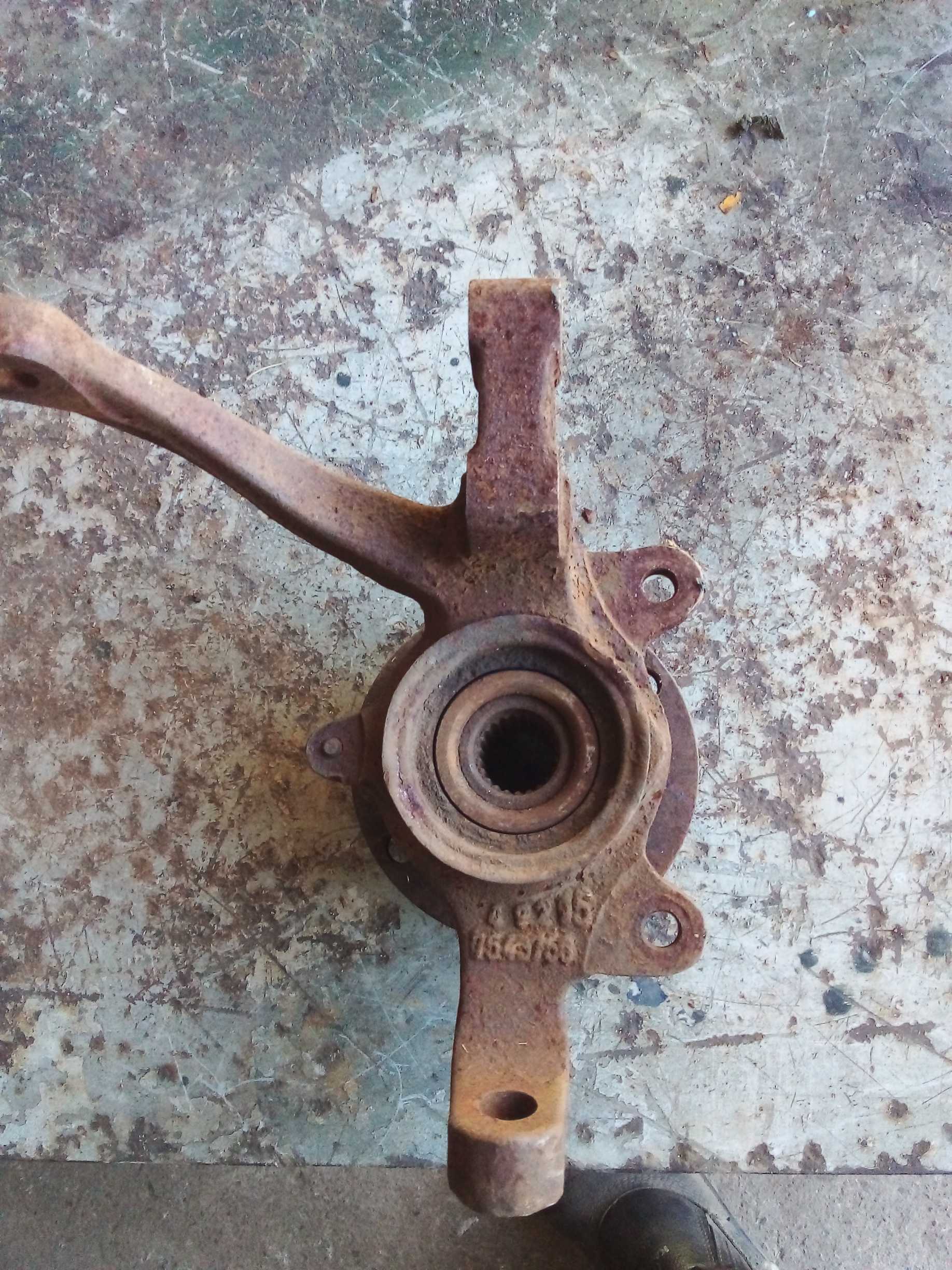 Cubo montante dianteiro esquerdo Fiat Uno