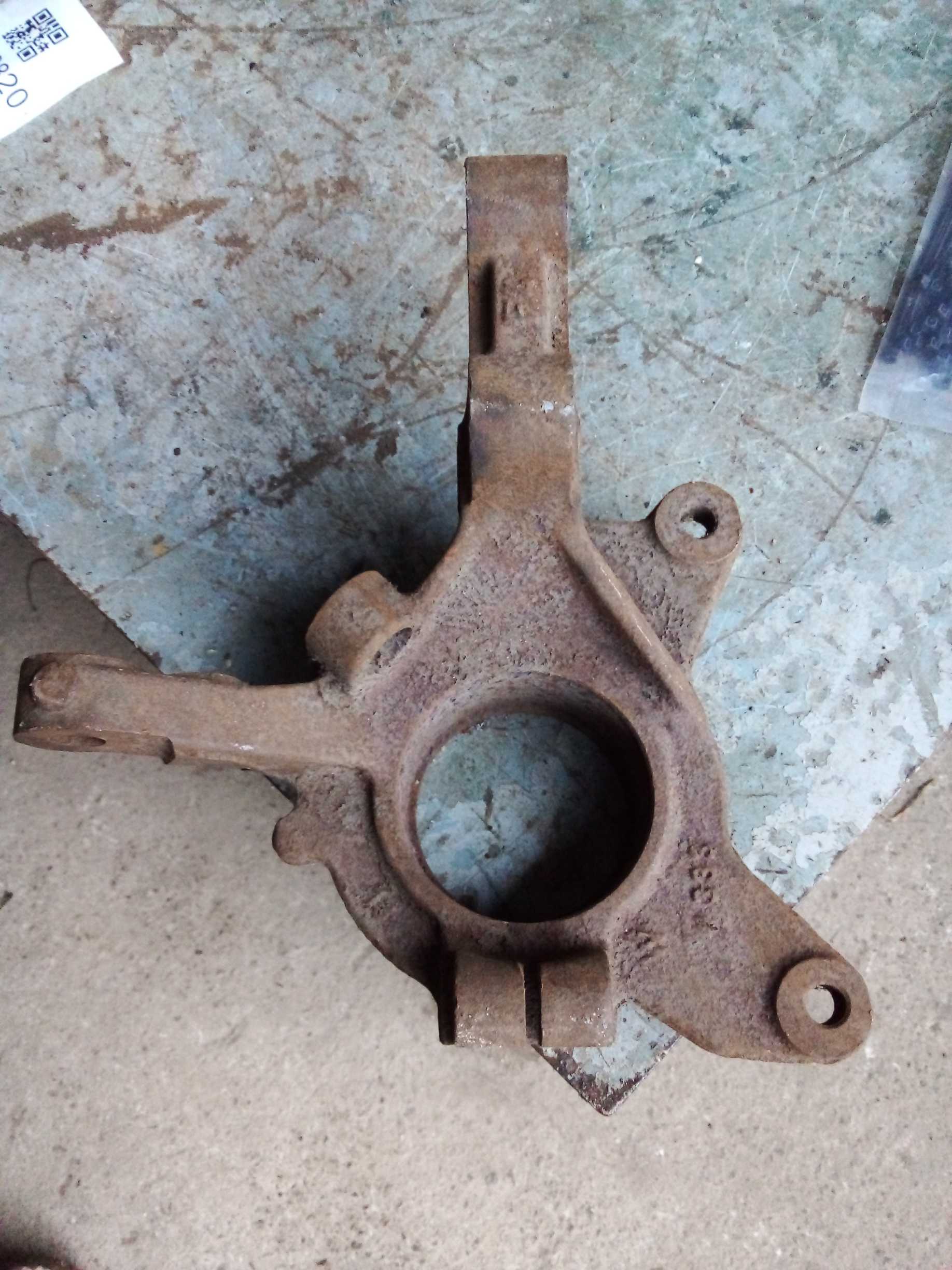 Cubo montante dianteiro esquerdo Renault Scenic 99