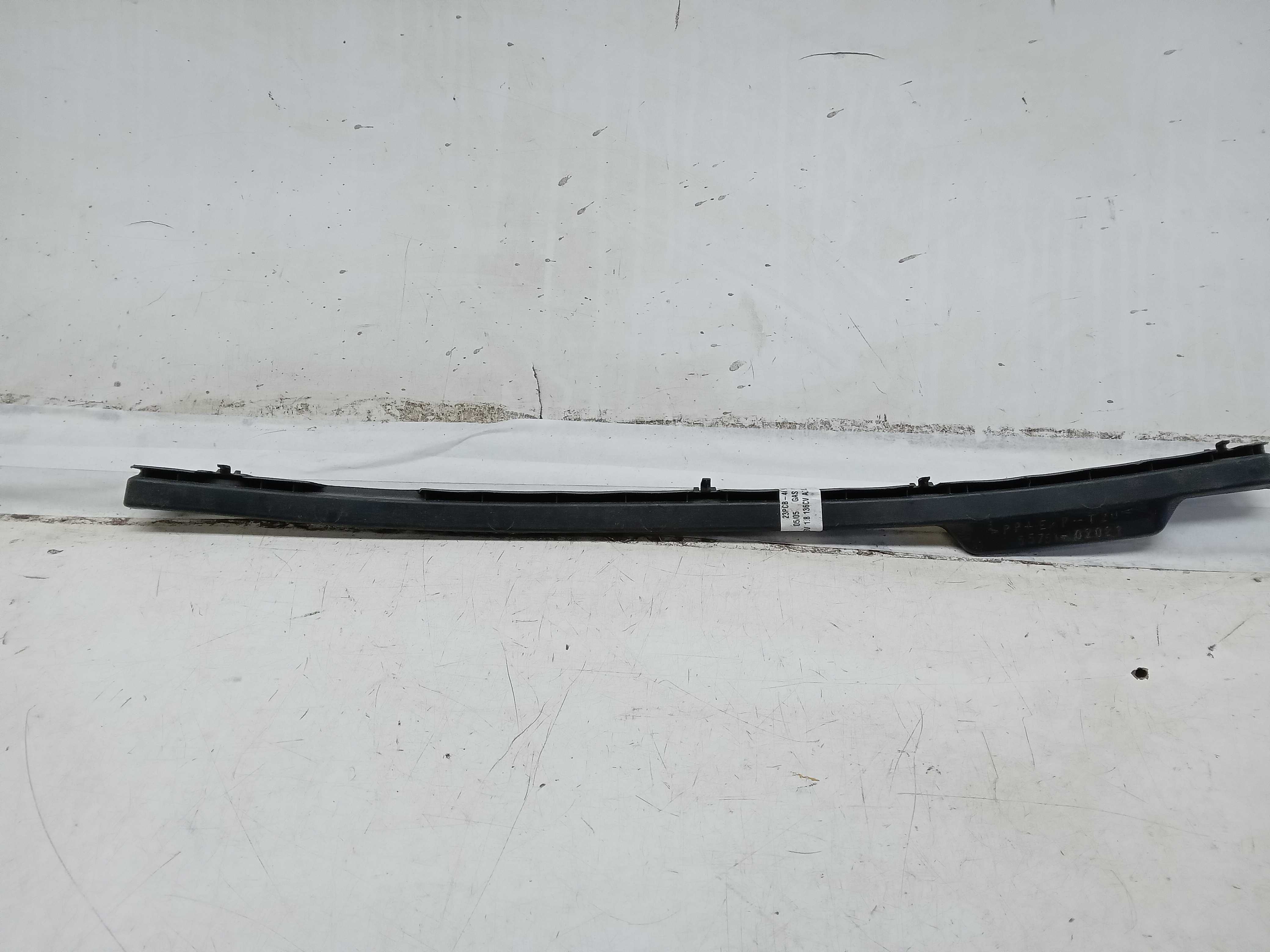 ACABAMENTO VIDRO EXTERNO INFERIOR TOYOTA COROLLA 2002