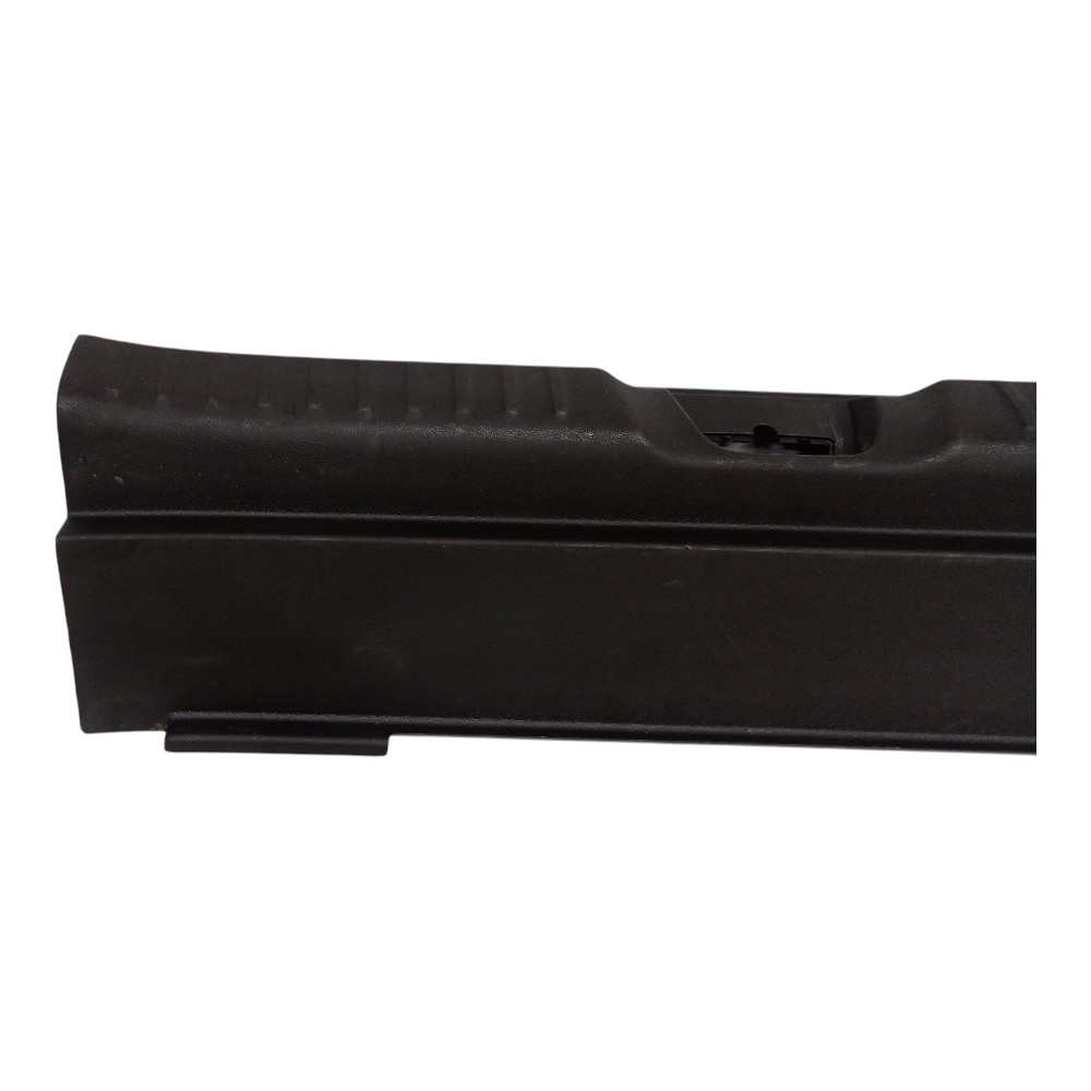 Soleira Porta Malas Gm Tracker 2021 A 2025 Preto 3