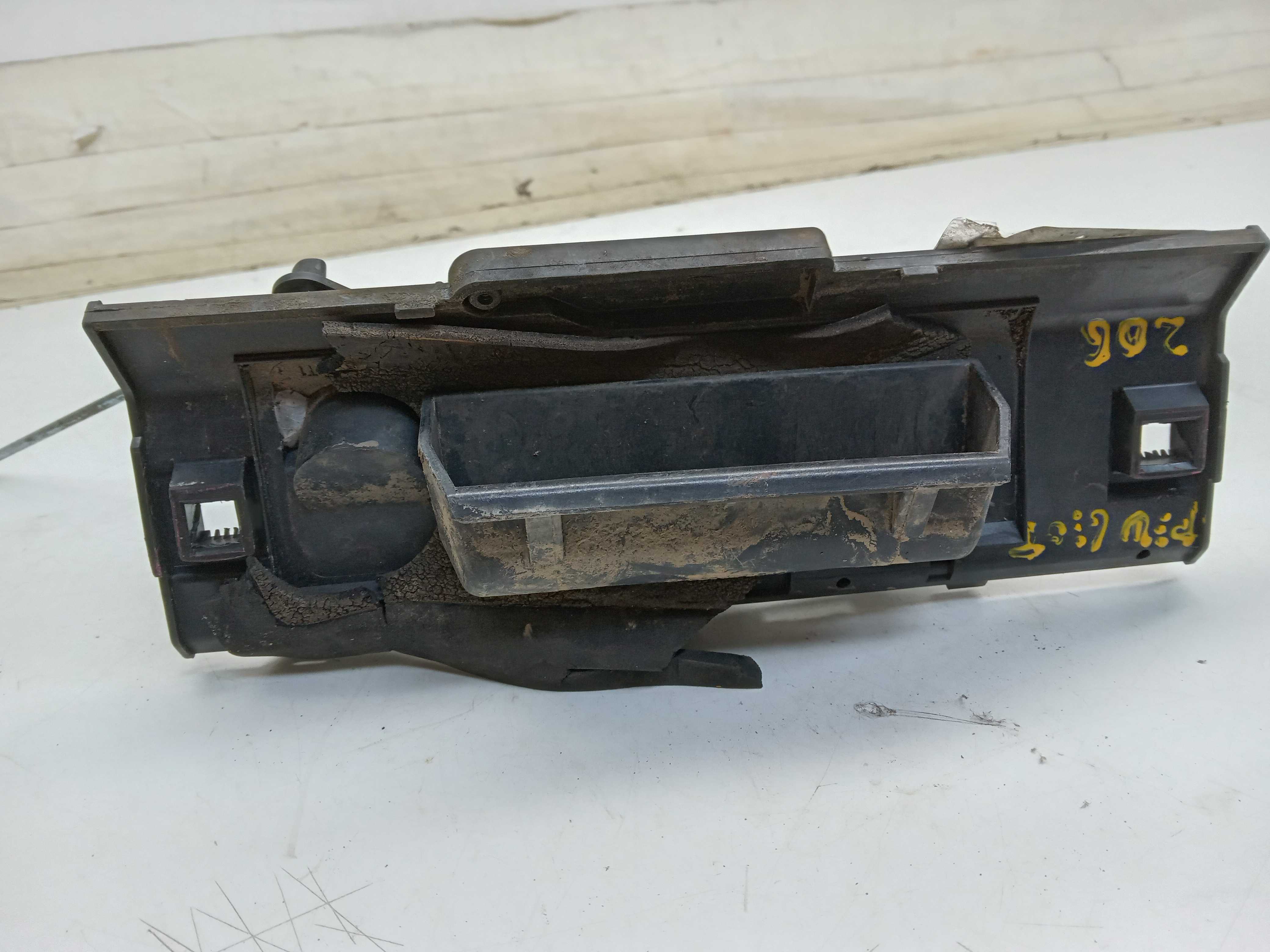 Maçaneta tampa traseira peugeot 206 2001