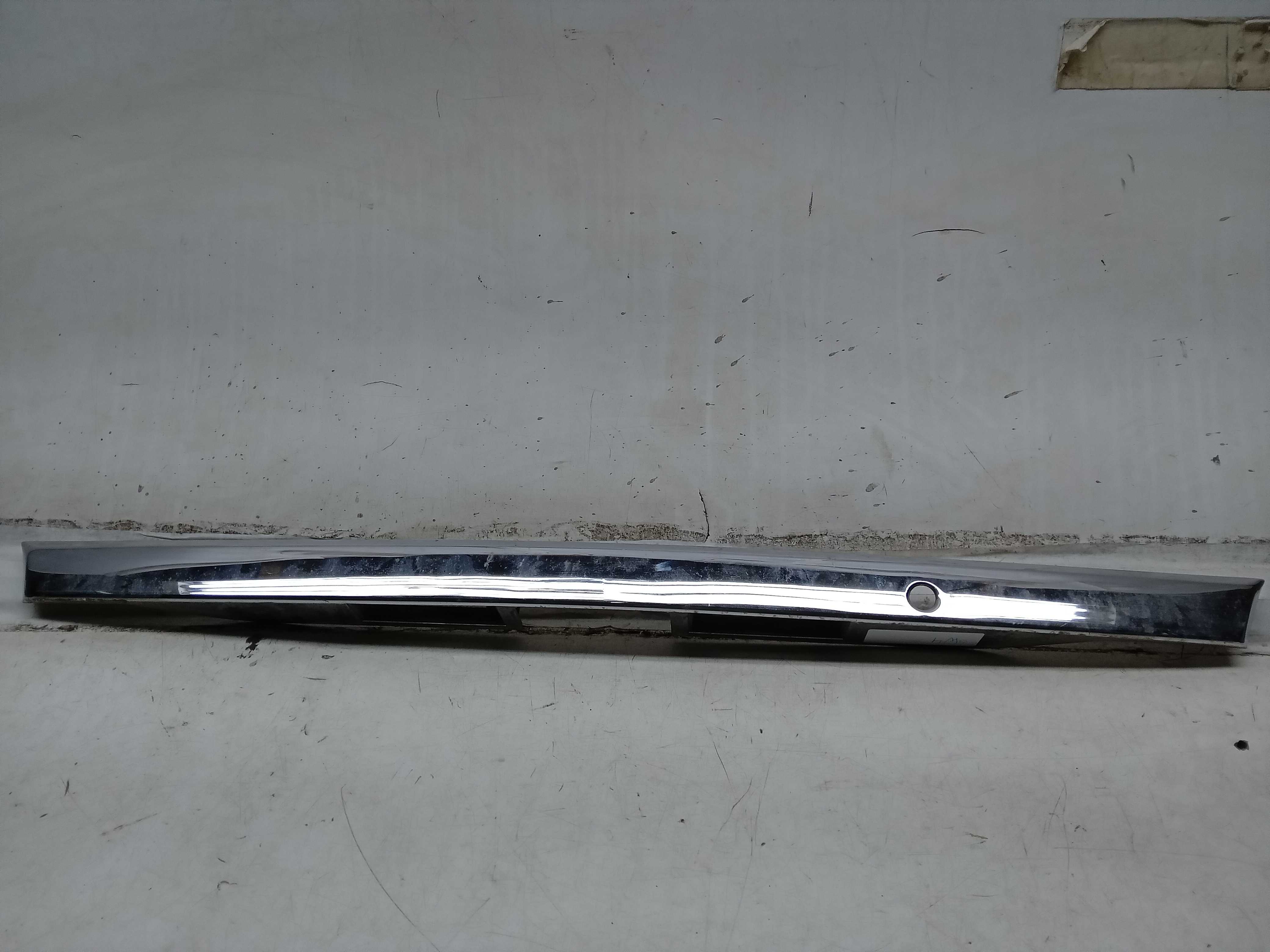 REGUA FRISO TAMPA TRASEIRA TOYOTA SW4 2005 1