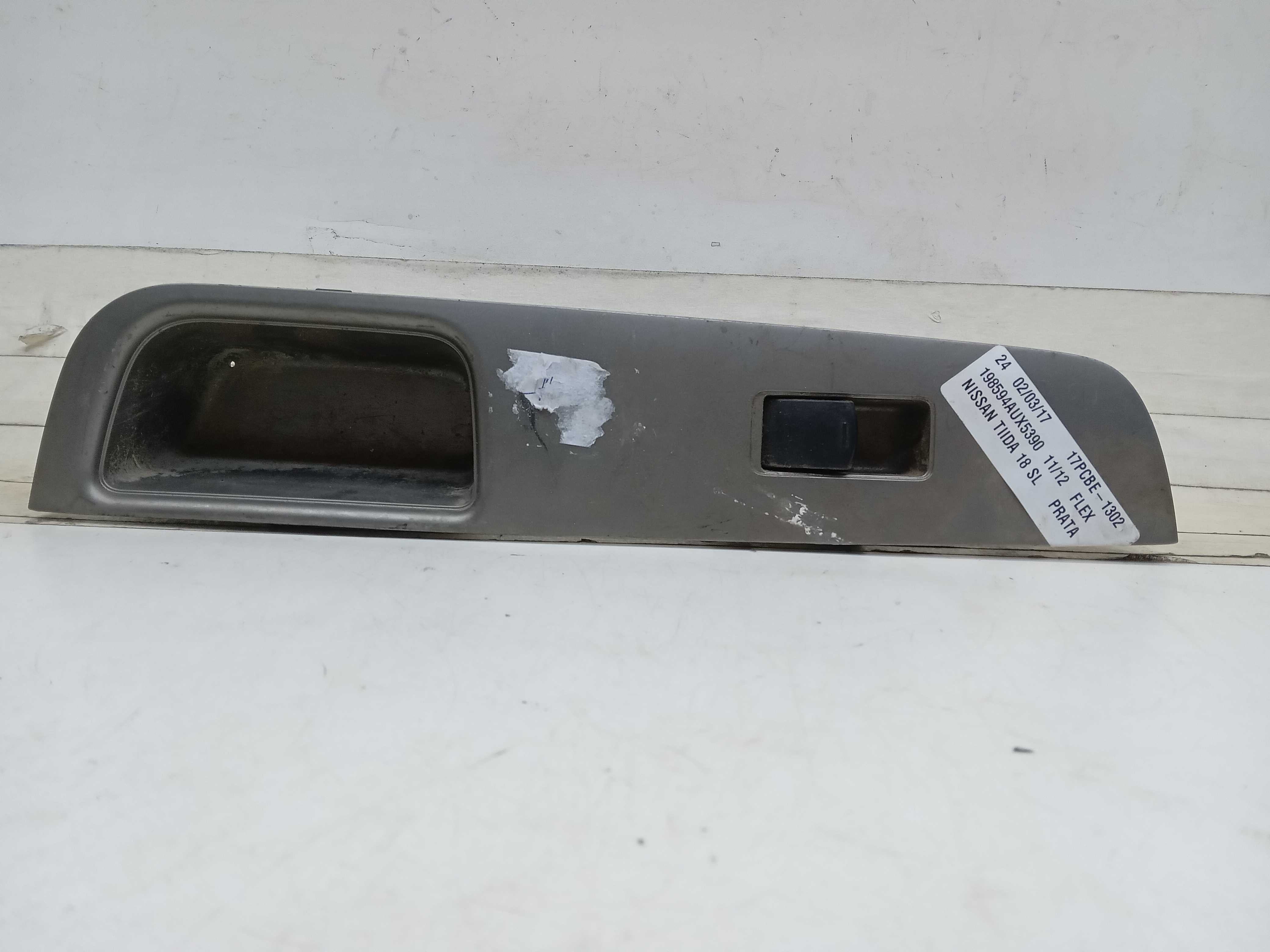MOLDURA BOTAO VIDRO ELETRICO DIANTEIRO LD NISSAN TIDA 2011 1