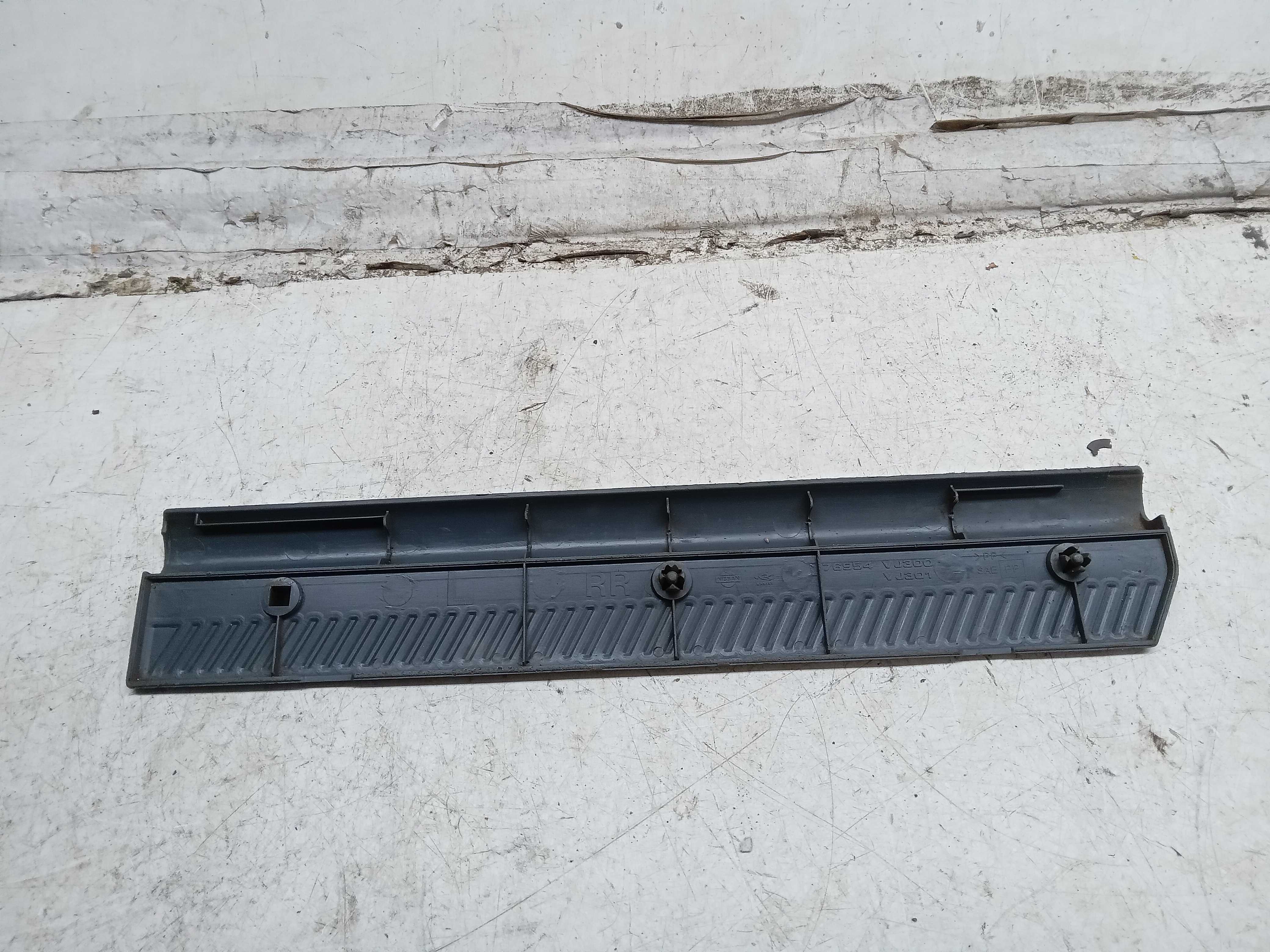 ACABAMENTO SOLEIRA PORTA TRASEIRA LD NISSAN FRONTIER 2004