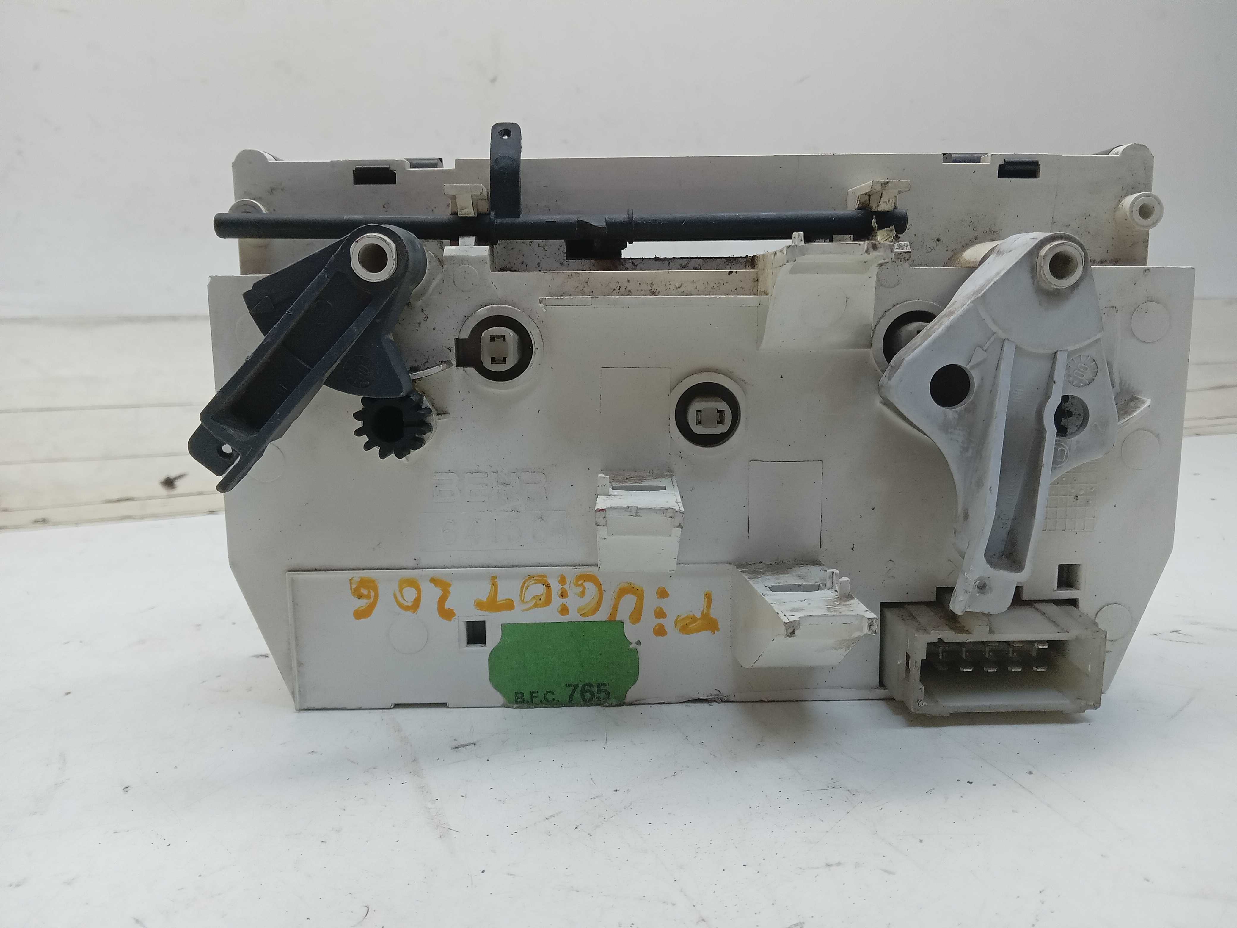 MOLDURA COMANDO AR PEUGEOT 206 2006 2