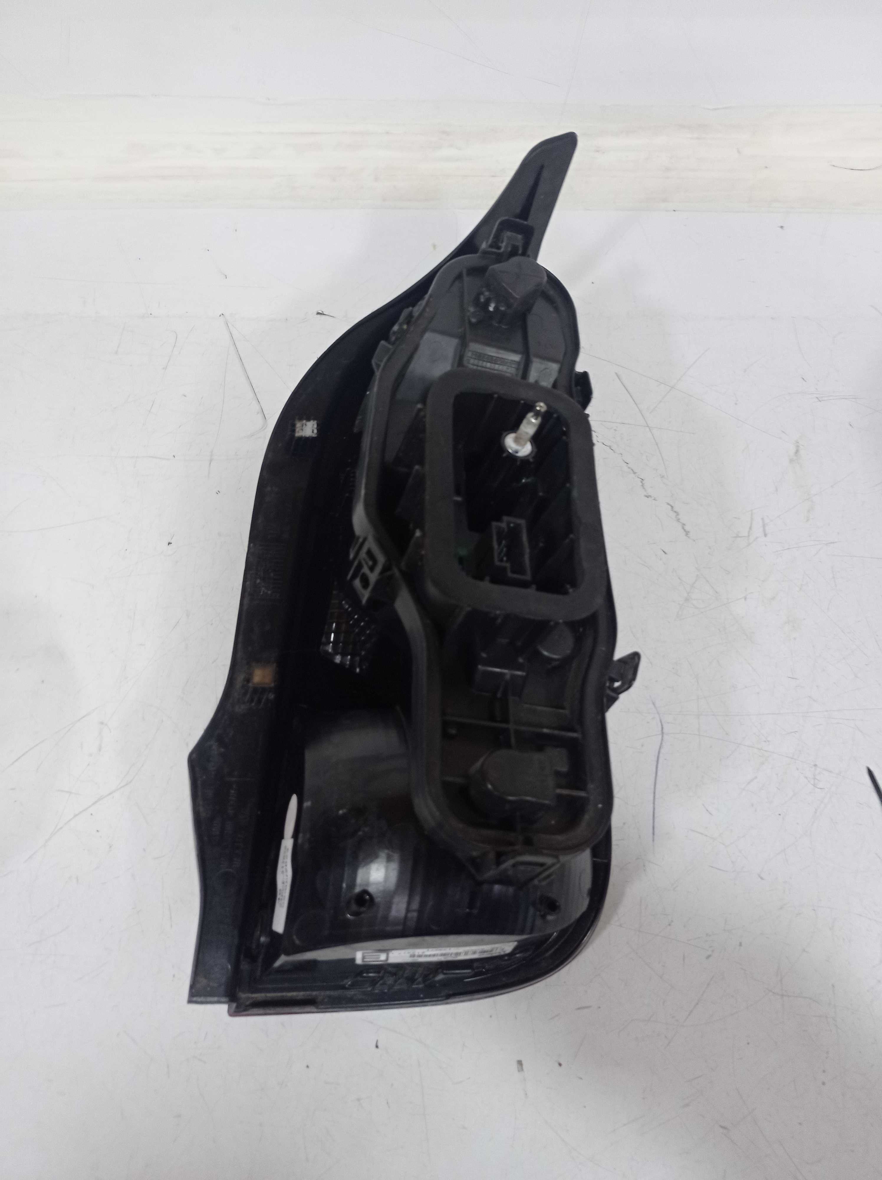 LANTERNA TRASEIRA ESQUERDA VOLKSWAGEN UP 2