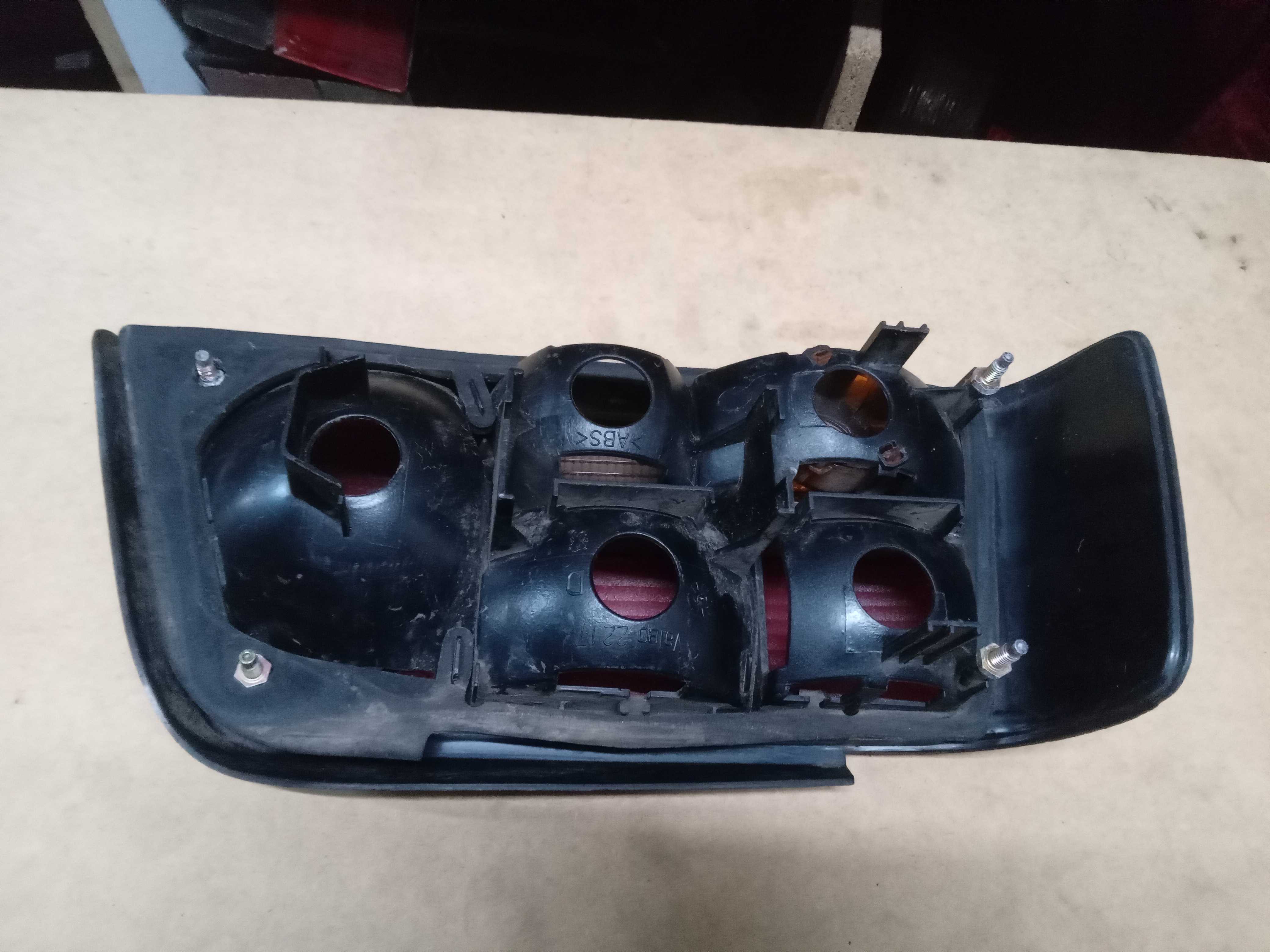 LANTERNA TRASEIRA DIREITA PEUGEOT 405 1994 A 1998 2