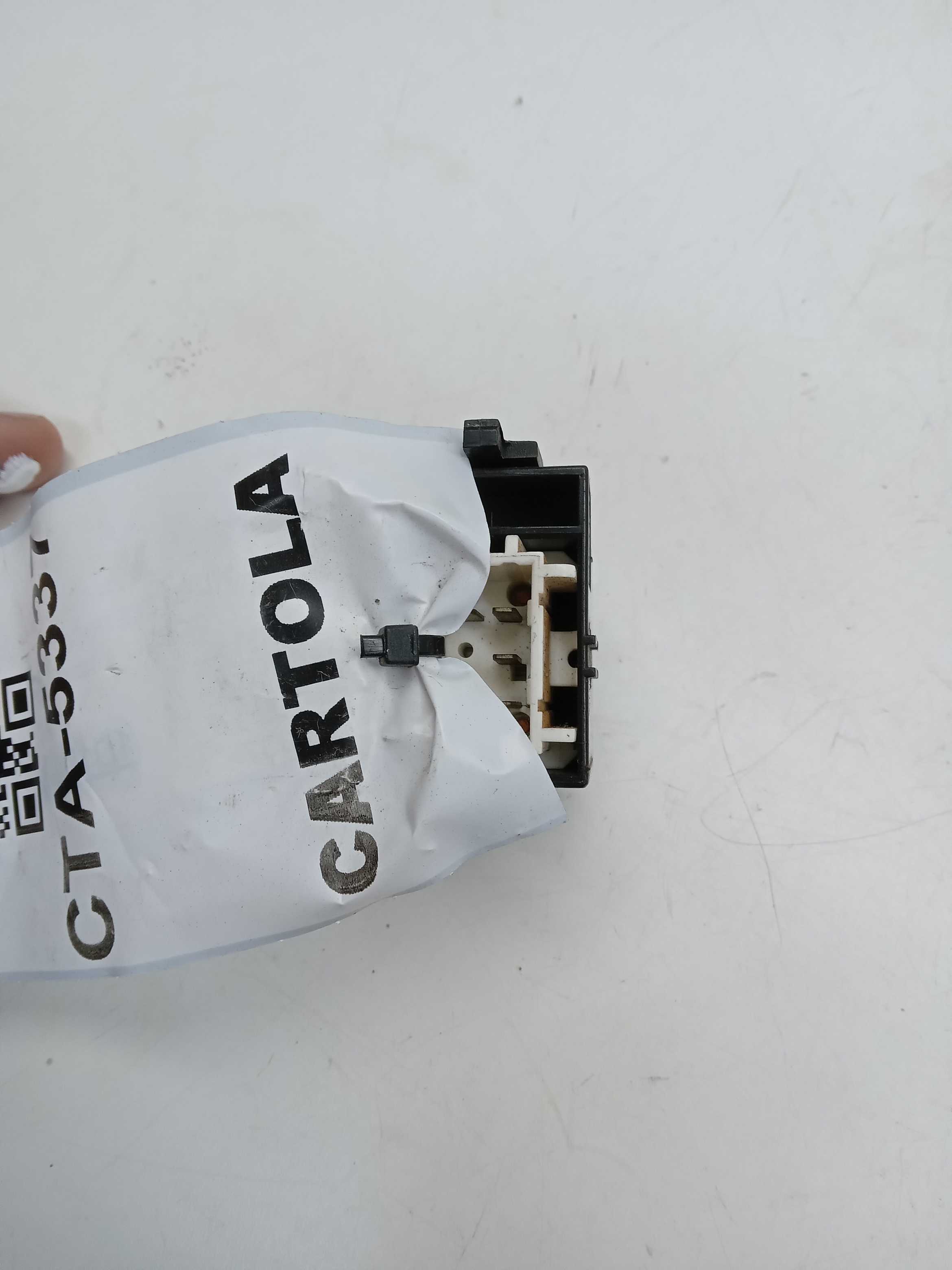 MOLDURA COMANDO BOTAO VIDRO TRASEIRO LE TOYOTA COROLLA 2002 2