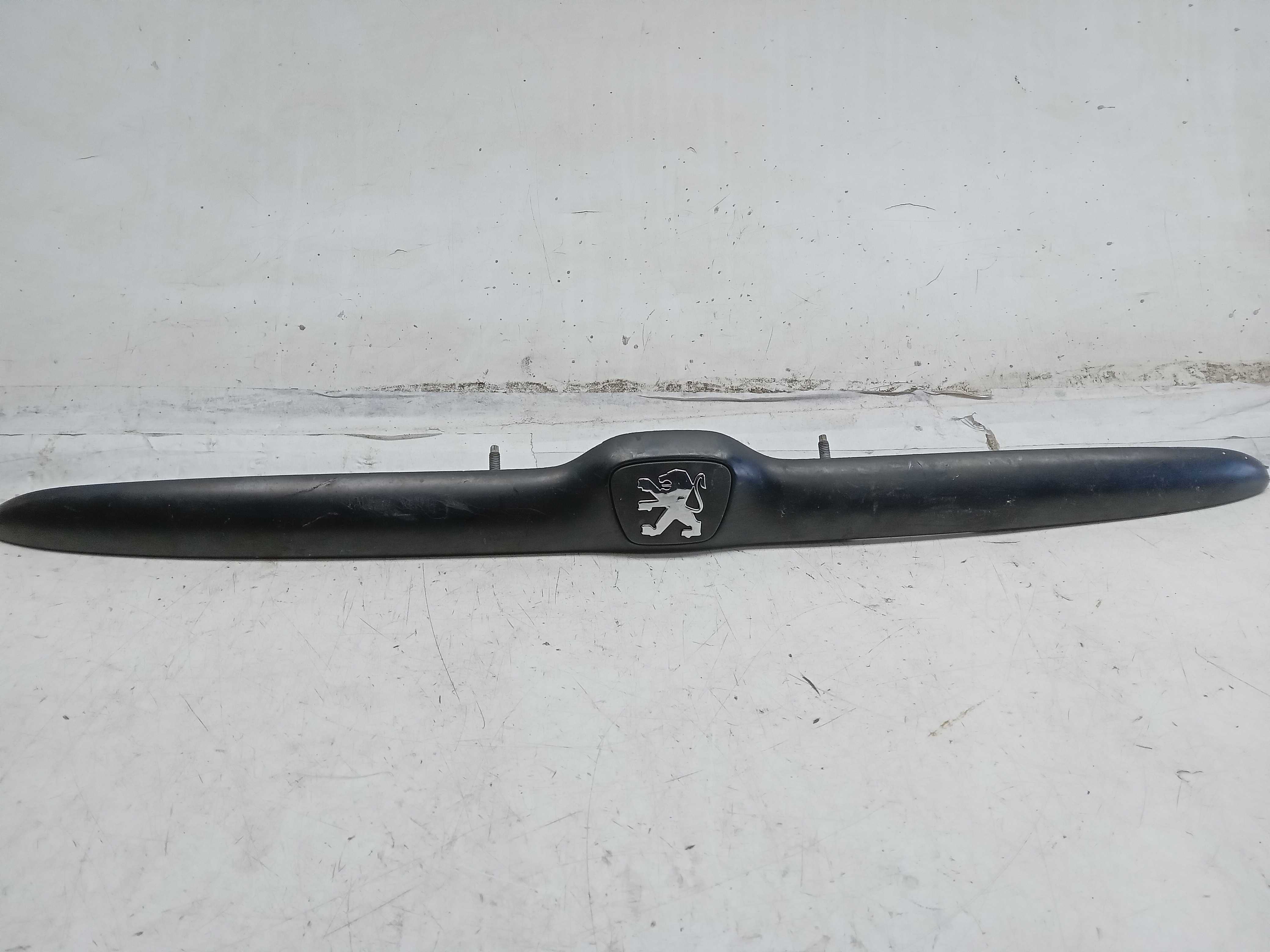 REGUA FRISO TAMPA TRASEIRA PEUGEOT 206 2000 1