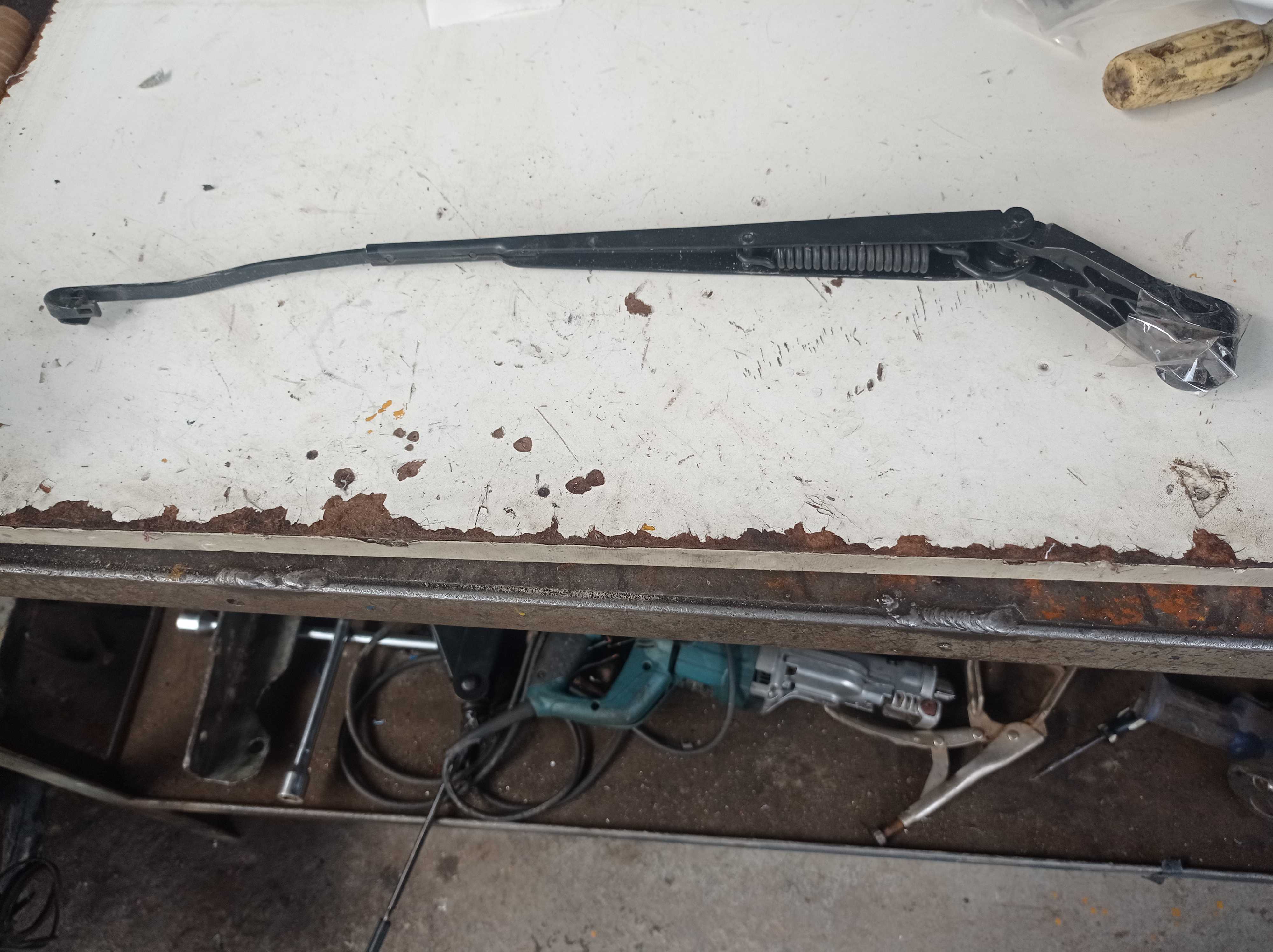 Braco haste limpador esquerdo Yaris 2018
