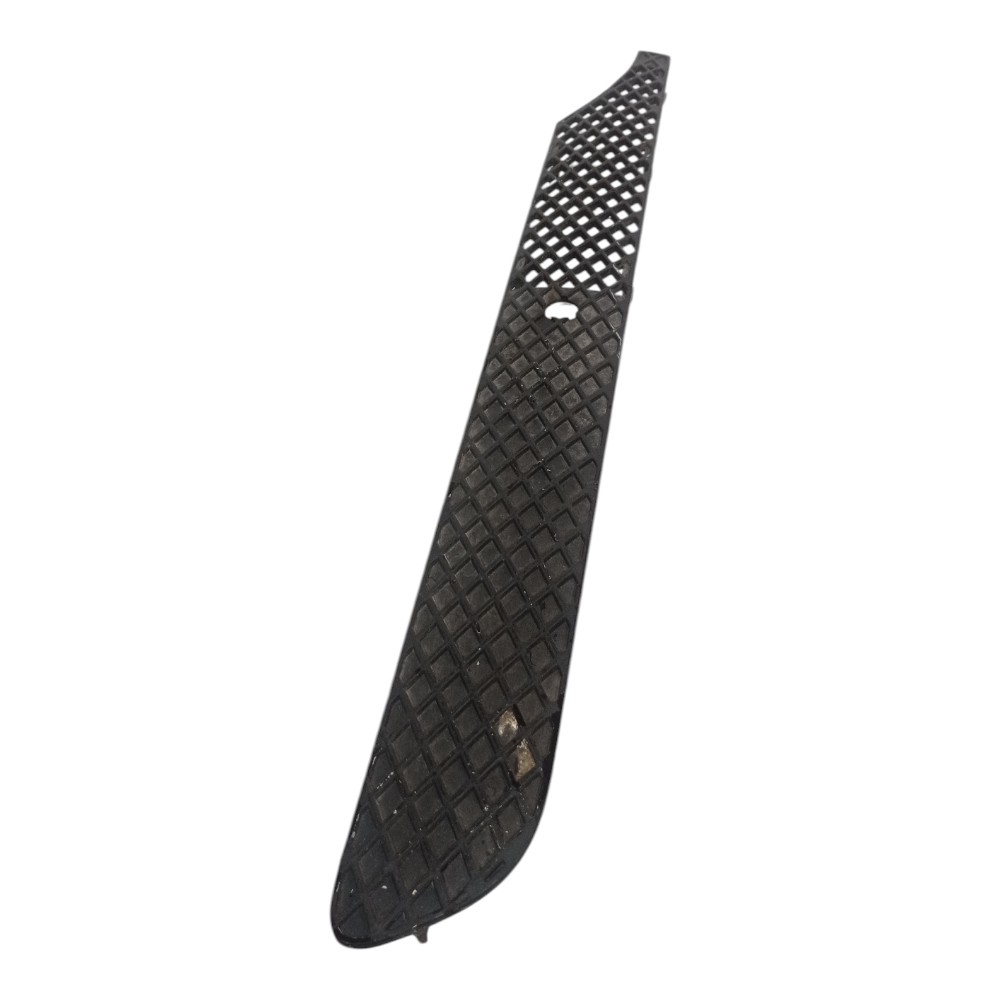 Friso Moldura Grade Inferior Direito Mercedes Axor  Preto