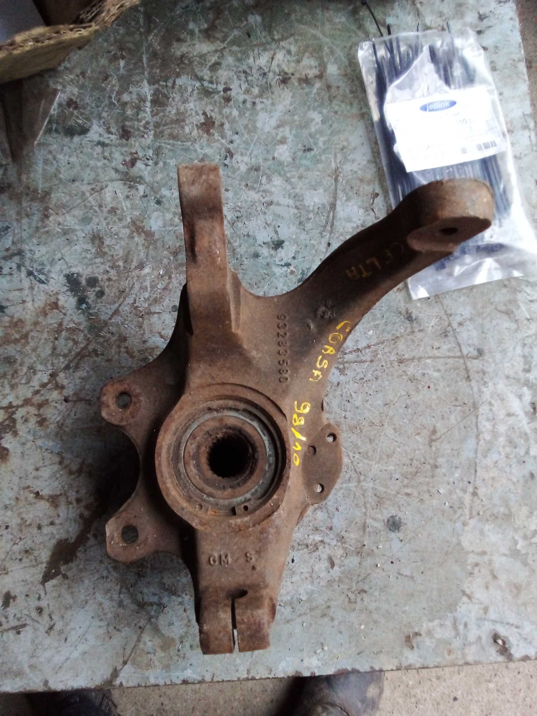 Cubo montante dianteiro direito Corsa 2005 1
