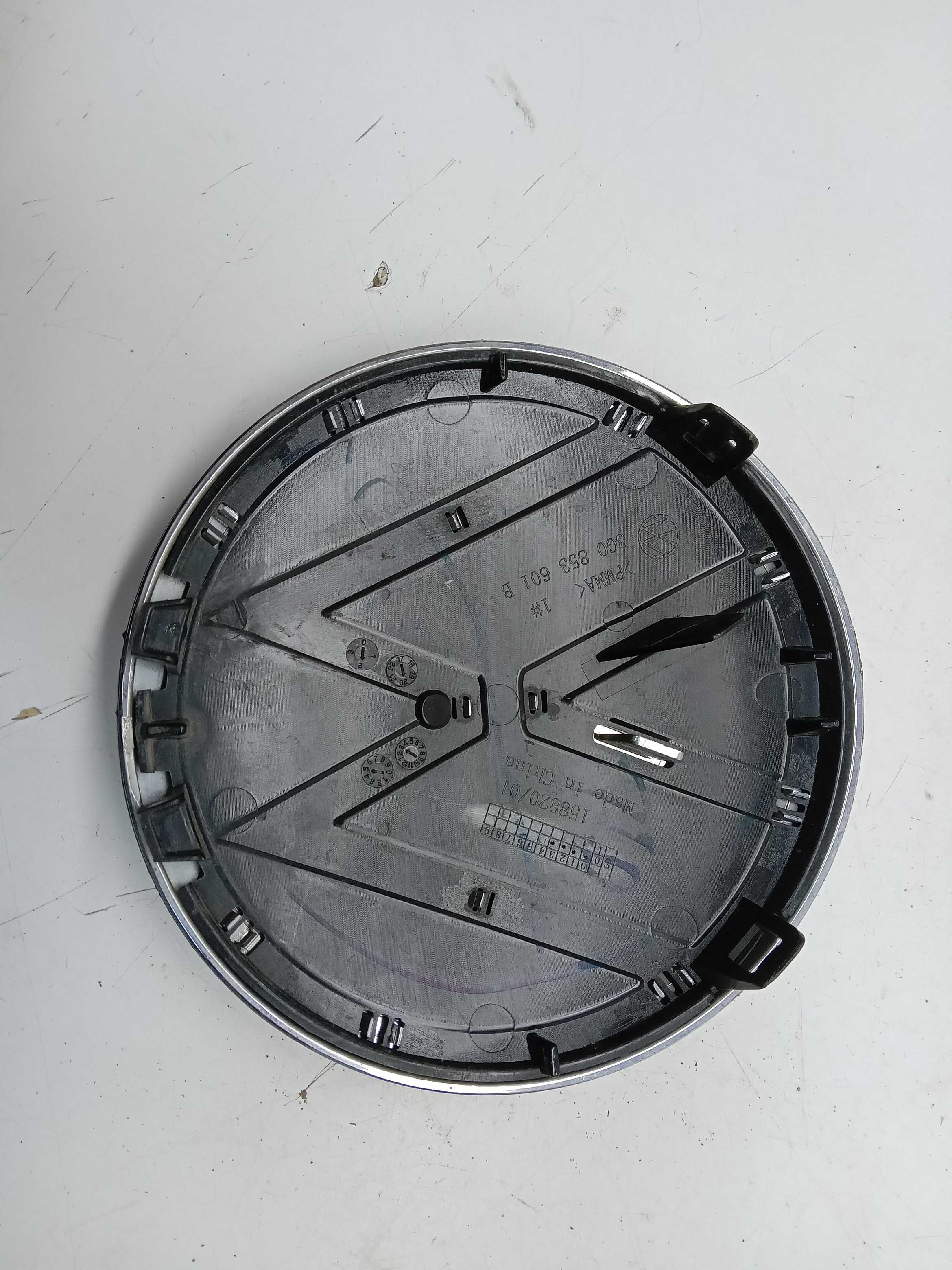 EMBLEMA GRADE DIANTEIRA VW PASSAT JETTA 2