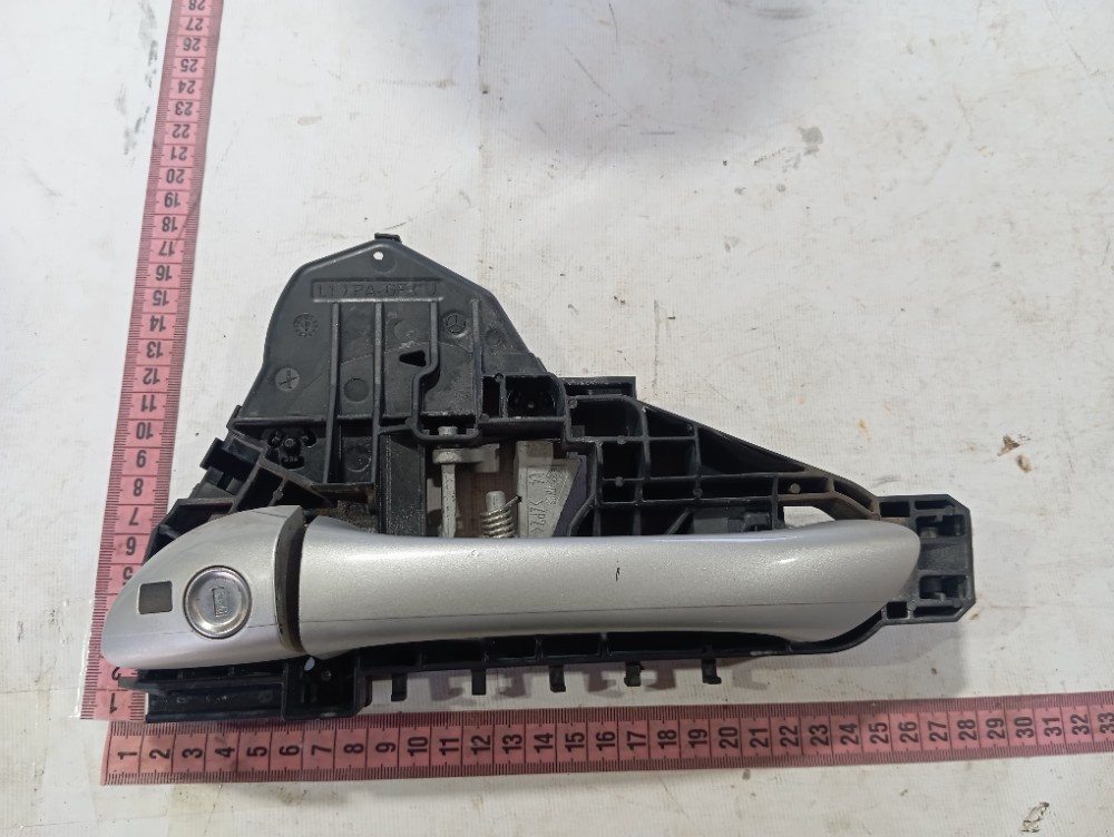Maçaneta Ext Porta Dianteira Esquerda Mercedes B180 10 V630 Dianteira 9