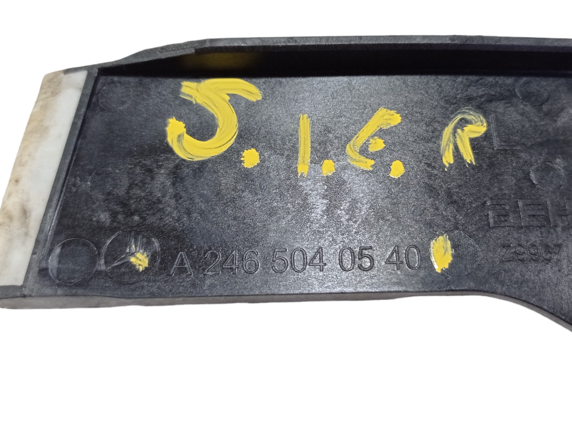 Suporte Inferior Esquerdo Radiador Gla 200 2016 V568 6