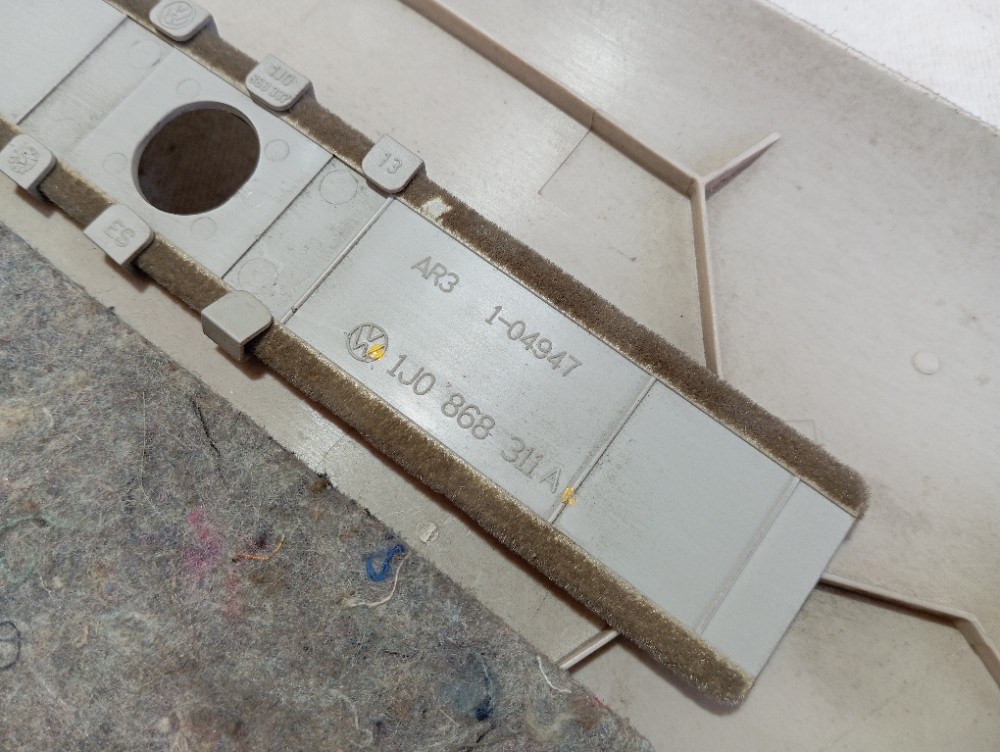 Acabamento Superior Coluna Traseira Esquerda Vw Golf 2001 8