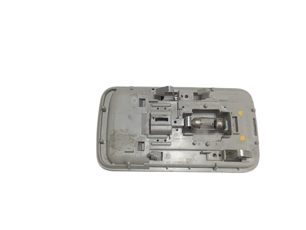 Luz Cortesia Nissan Versa 2014 V131 8