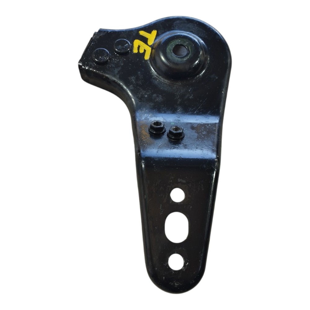 Suporte quadro suspensão traseiro esq Rover Defender 22 V645 3