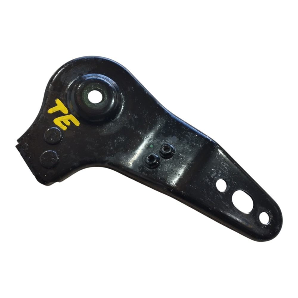 Suporte quadro suspensão traseiro esq Rover Defender 22 V645 7