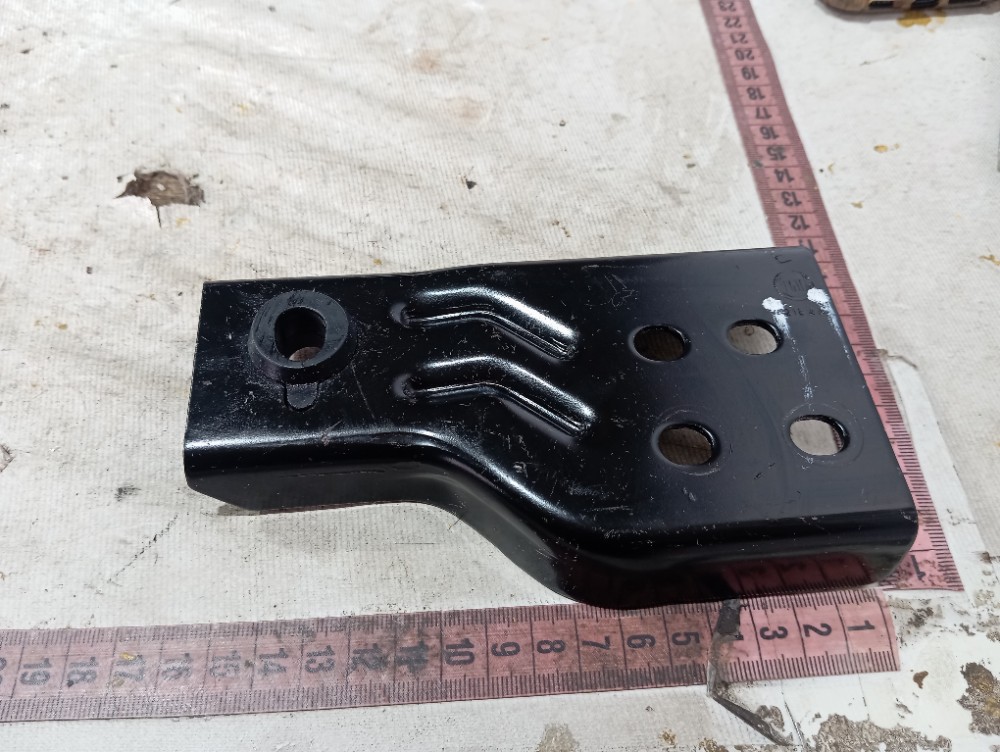 Suporte Inferior Esquerdo Radiador Fiat Mobi 2016 2024 V654 7