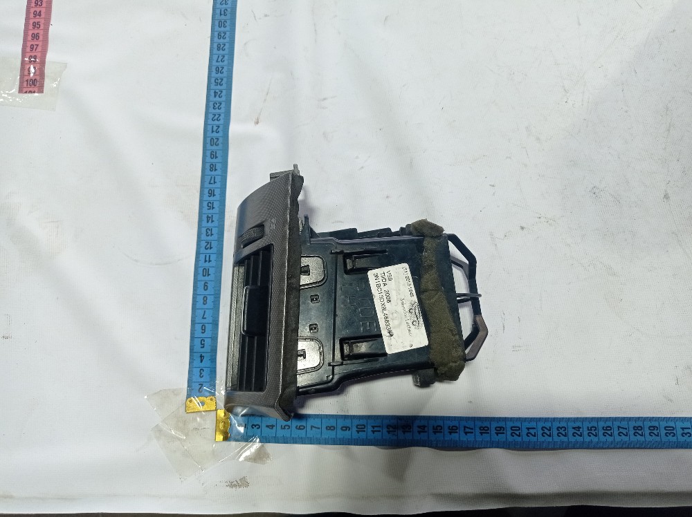 Difusor De Ar Esquerdo Nissan Tiida 2008 V59 5