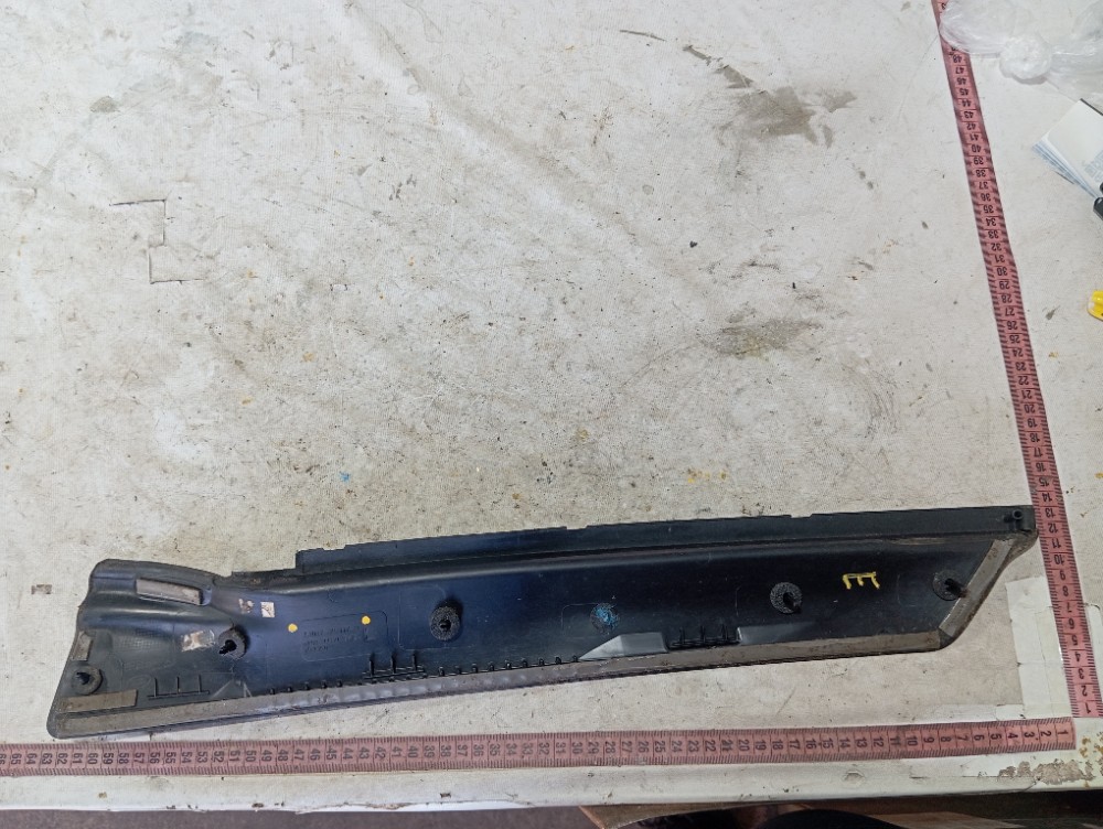 Moldura Externa Coluna Esquerda Land Rover Defender 22 V645 10
