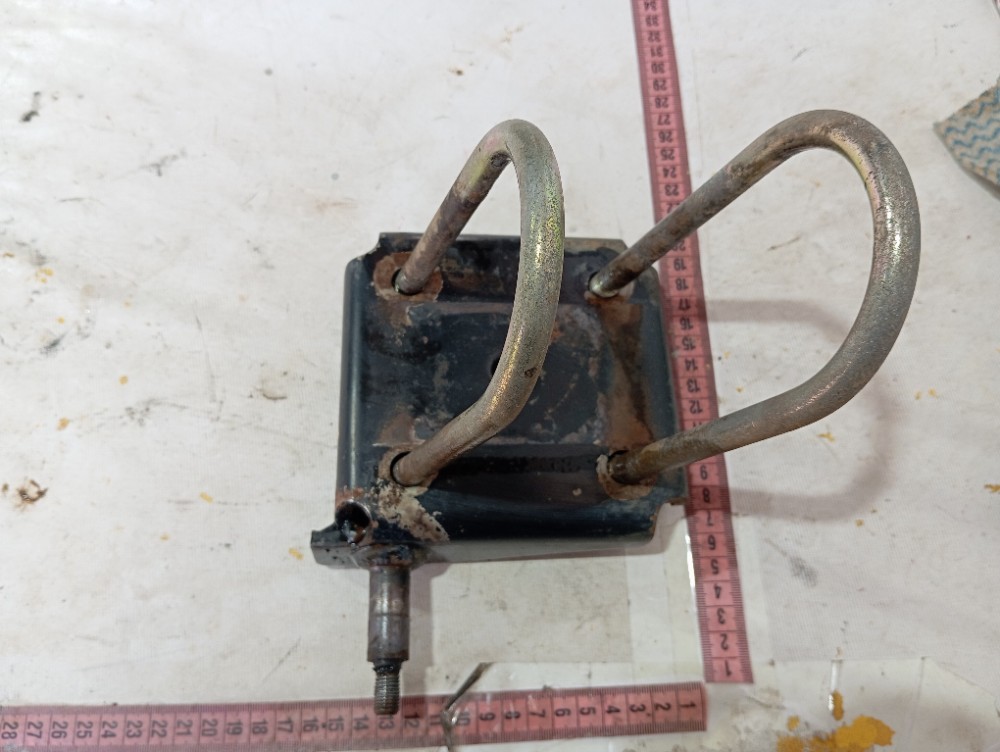 Suporte esq feixo mola Mitsubishi L200 Sport 2004  a 07 V638 5