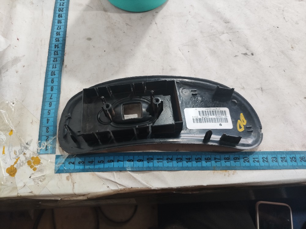 Moldura Botão Vidro Dianteira Direita Grand Caravan  03 V578 8