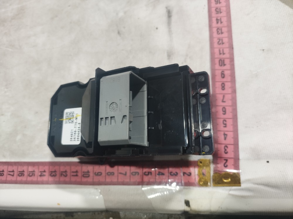 Botão Vidro Dianteiro Direito Honda Hrv 2017 2021 V660 8