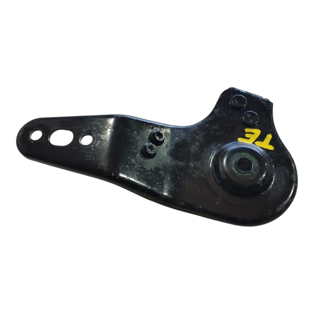 Suporte quadro suspensão traseiro esq Rover Defender 22 V645