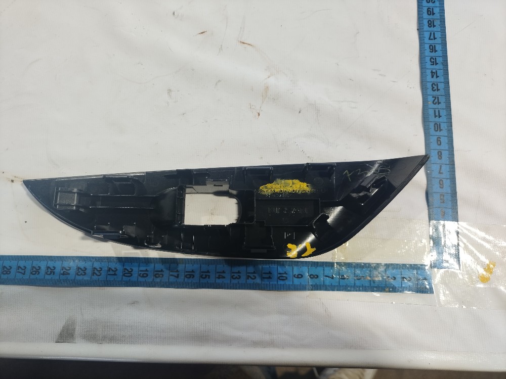 Moldura Botao Vidro Traseiro Esquerdo Nissan Leaf 2023 V632 9