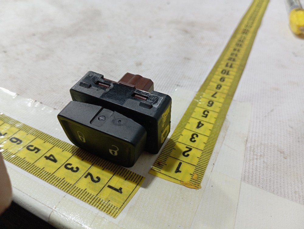 Botão Trava Porta Dianteira Direita Ram Rampage 2023 25 V659 8