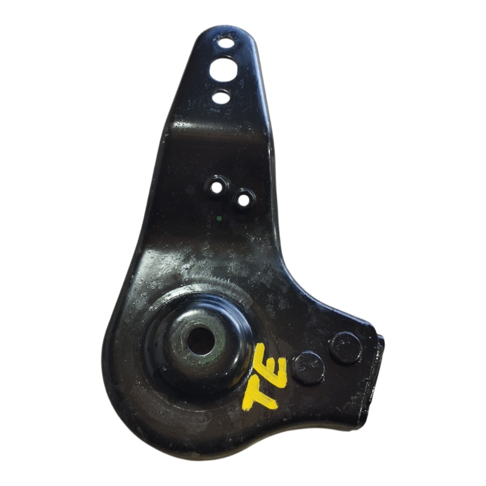 Suporte quadro suspensão traseiro esq Rover Defender 22 V645 2
