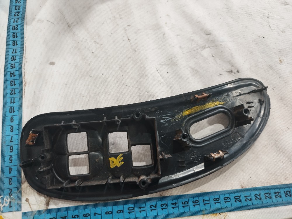 Moldura Botão Dianteiro Direito Chrysler Grand Caravan V578 10