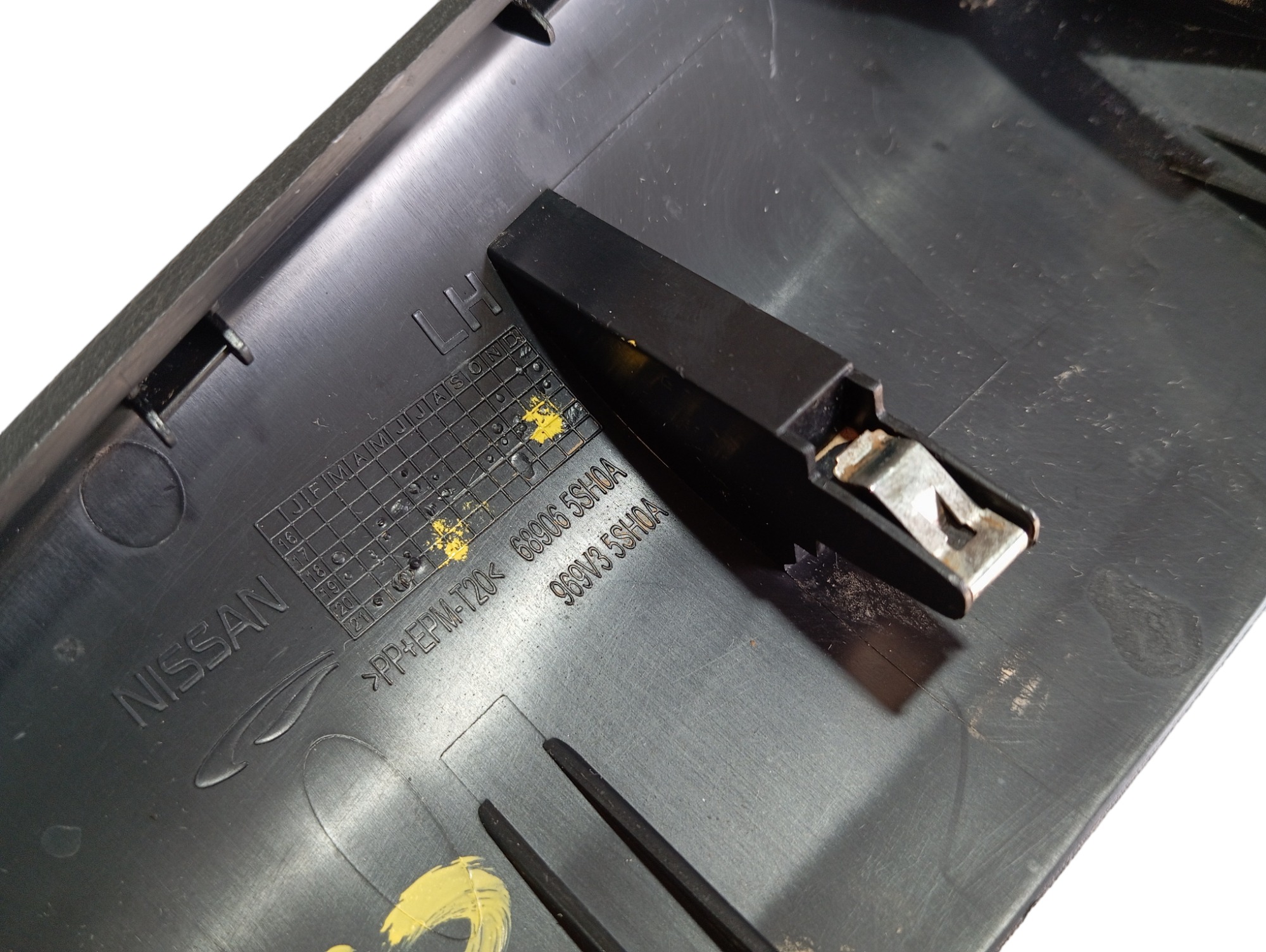 Acabamento Esquerdo Console Nissan Leaf 2022 V589 7