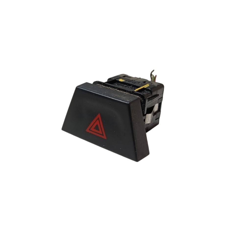 Botão pisca alerta GM Montana 2015 6