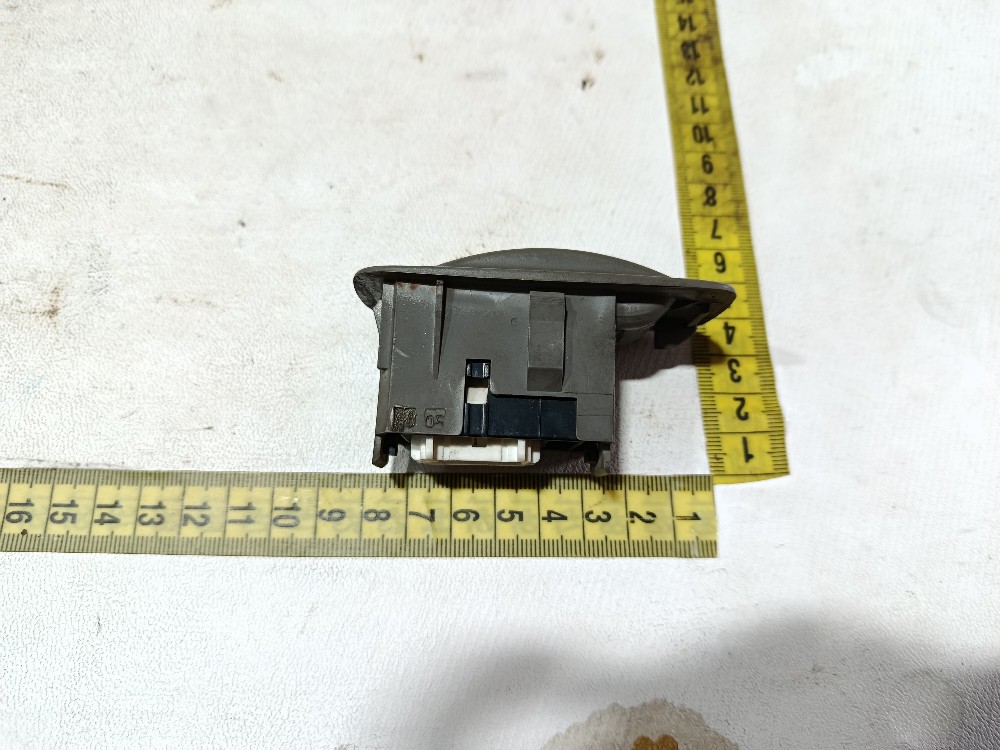 Botão vidro porta traseira direita Toyota Corolla 2005 8