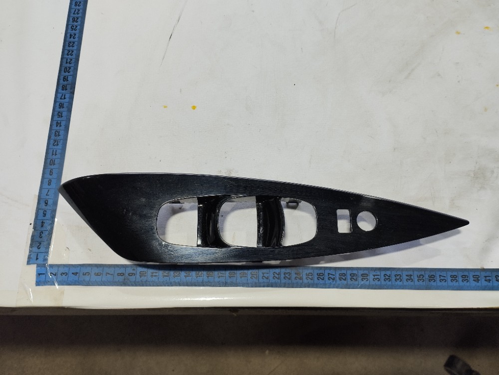 Moldura Botao Porta Dianteiro Esquerda Nissan Leaf 2023 V632 8