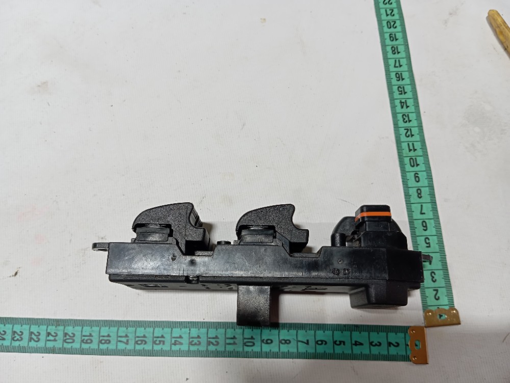 Botão vidro porta dianteira esquerda Toyota Corolla 2008 10